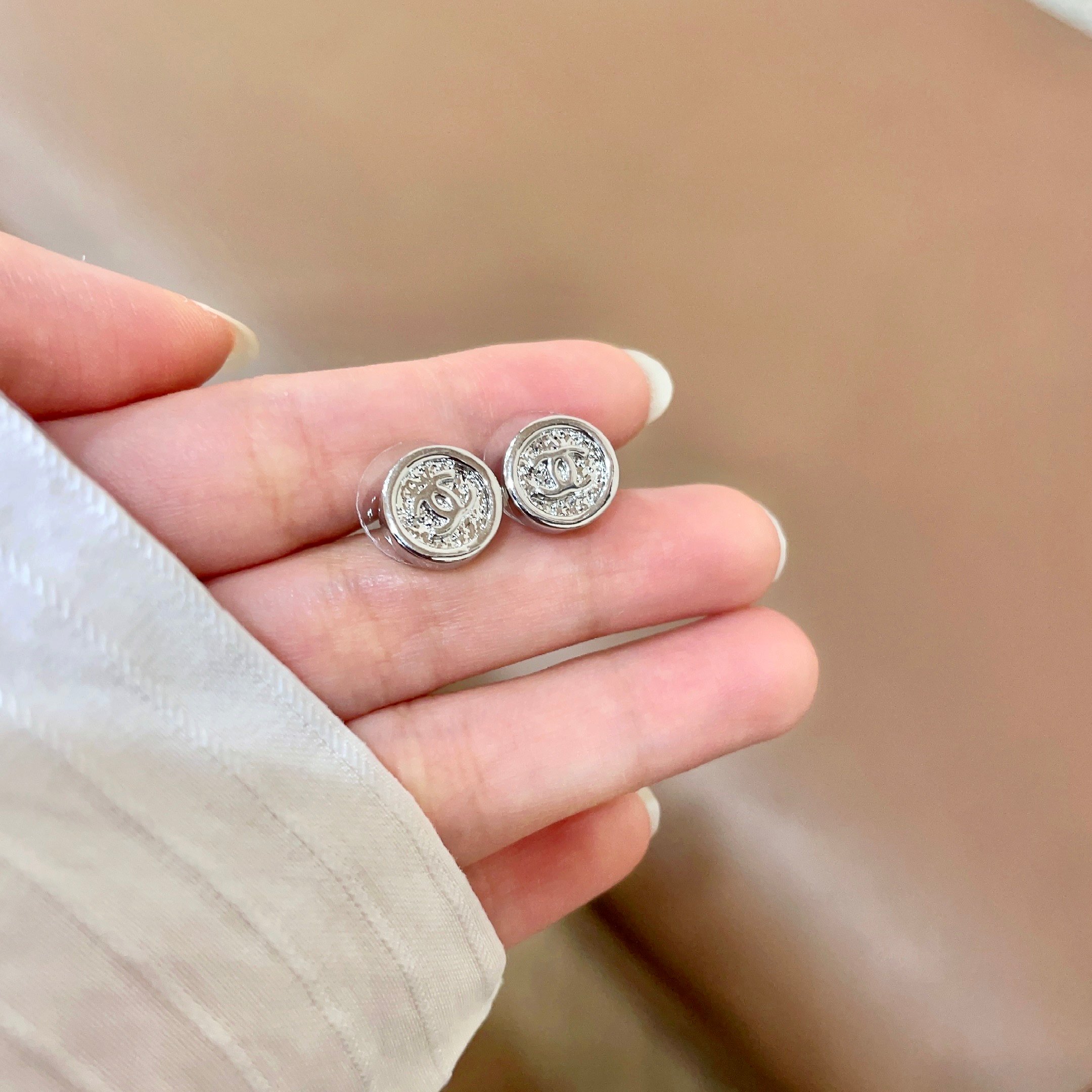 Chanel香奈儿 中古 耳钉👀小香家的款式真心无需多介绍😘🎶每一款都超好看，精致大方，非常显气质