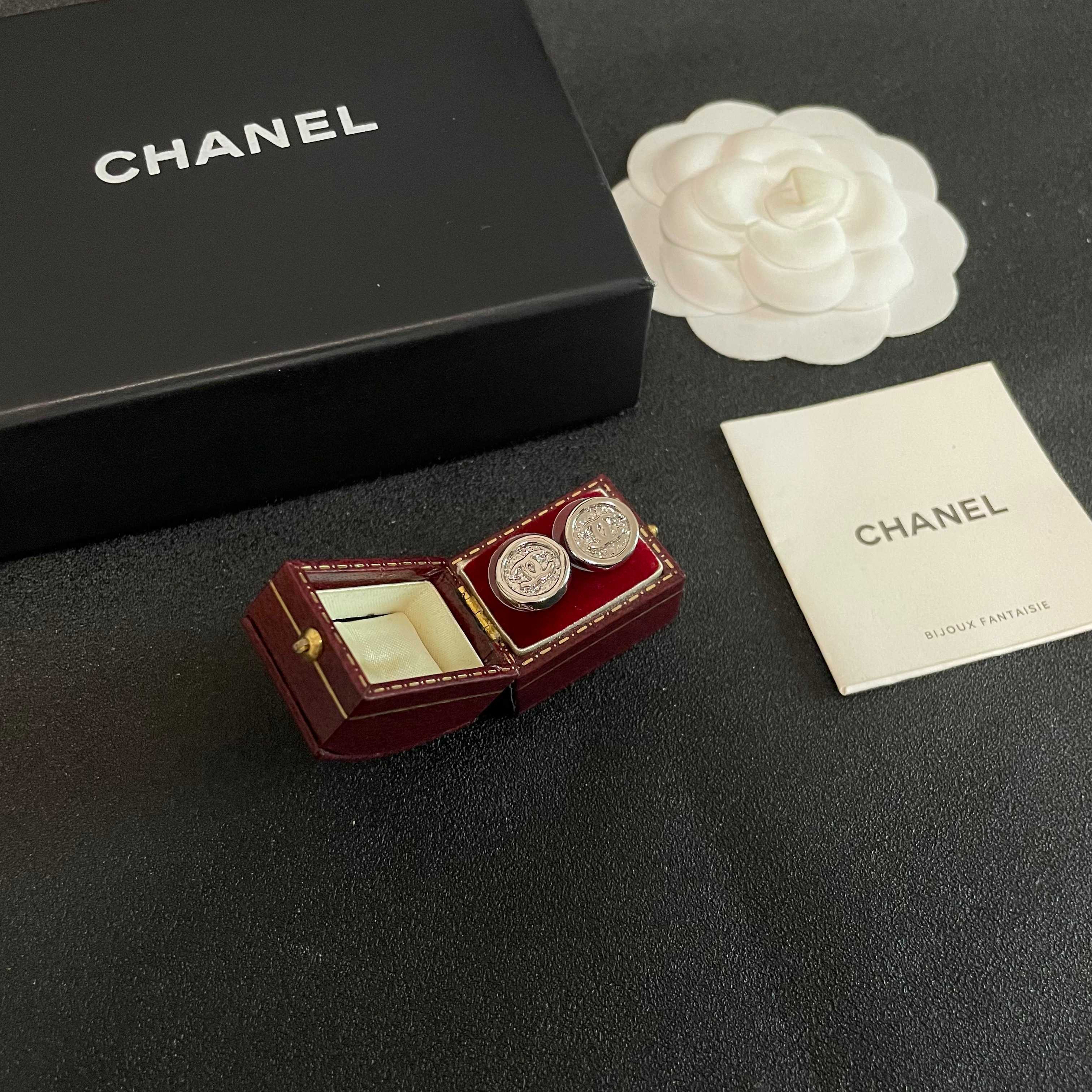 Chanel香奈儿 中古 耳钉👀小香家的款式真心无需多介绍😘🎶每一款都超好看，精致大方，非常显气质