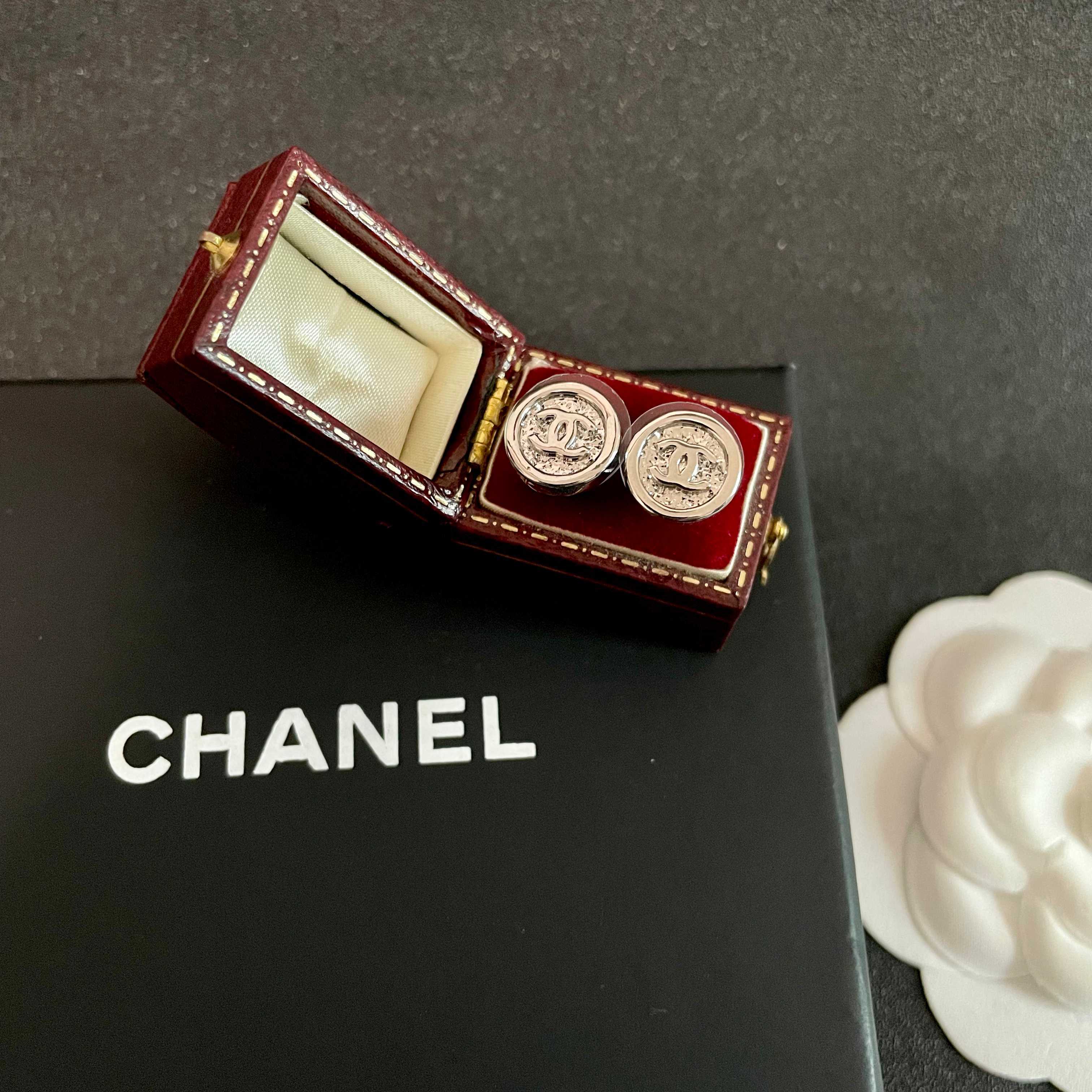 Chanel香奈儿 中古 耳钉👀小香家的款式真心无需多介绍😘🎶每一款都超好看，精致大方，非常显气质