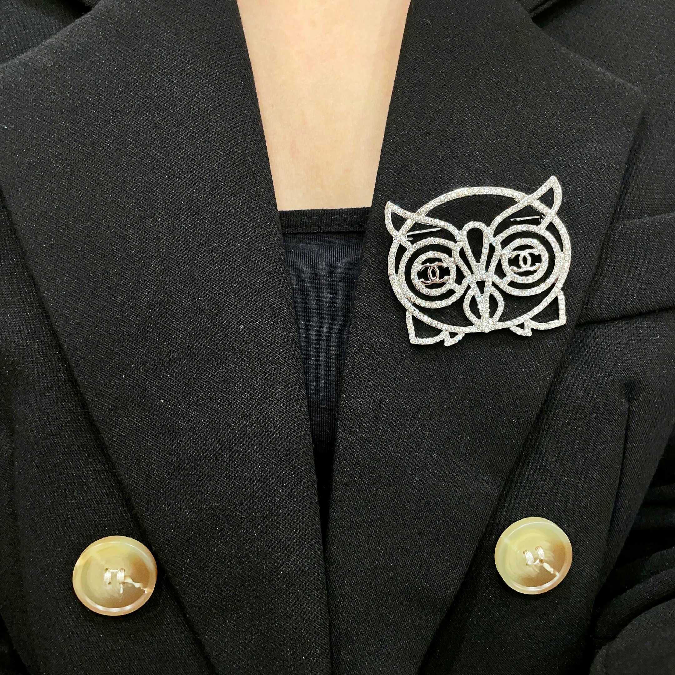 CHANEL🇫🇷小香 专柜新款同步上新香奈儿胸针，是最懂女人的饰物。那些倾注了全部心血去做自己的女人，往