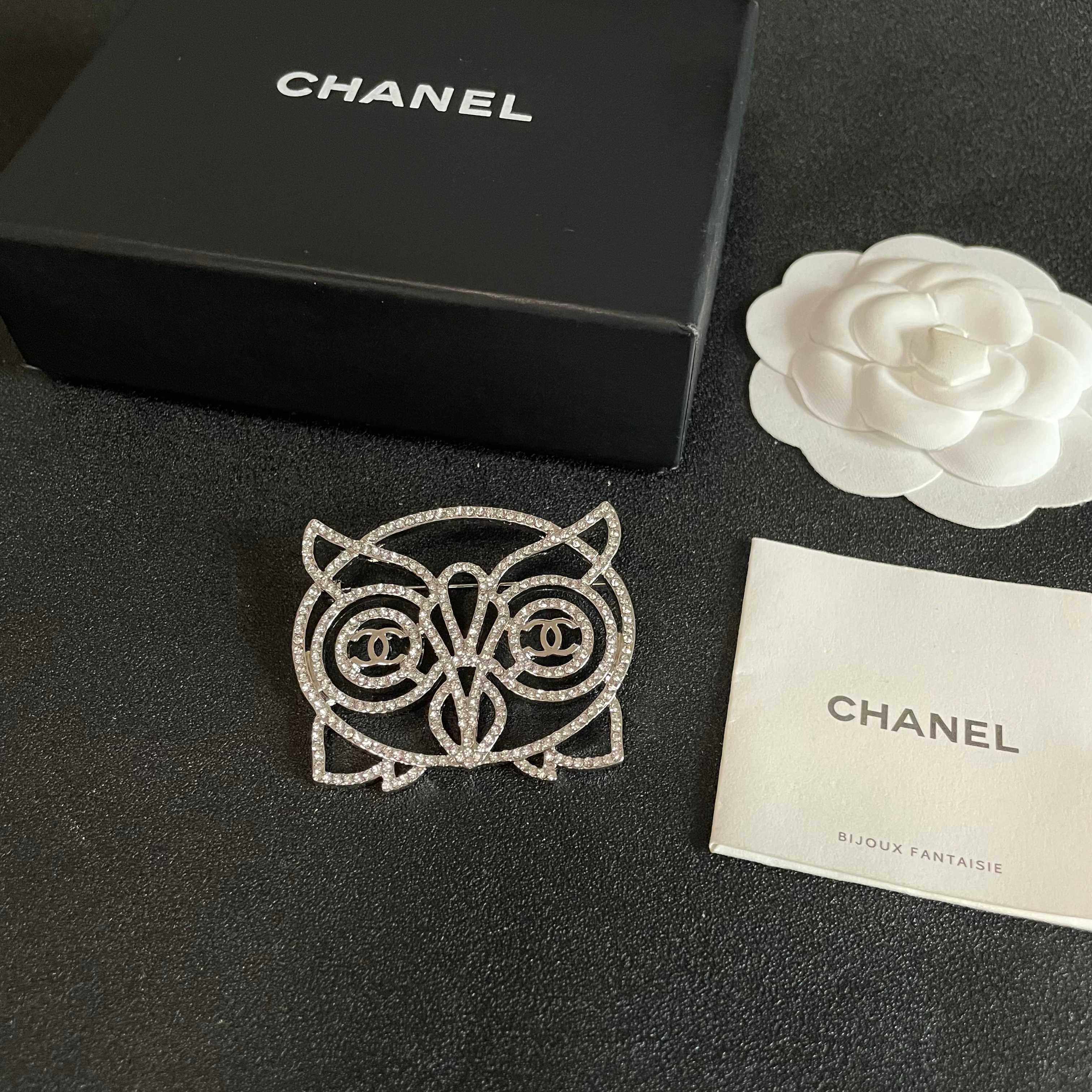CHANEL🇫🇷小香 专柜新款同步上新香奈儿胸针，是最懂女人的饰物。那些倾注了全部心血去做自己的女人，往