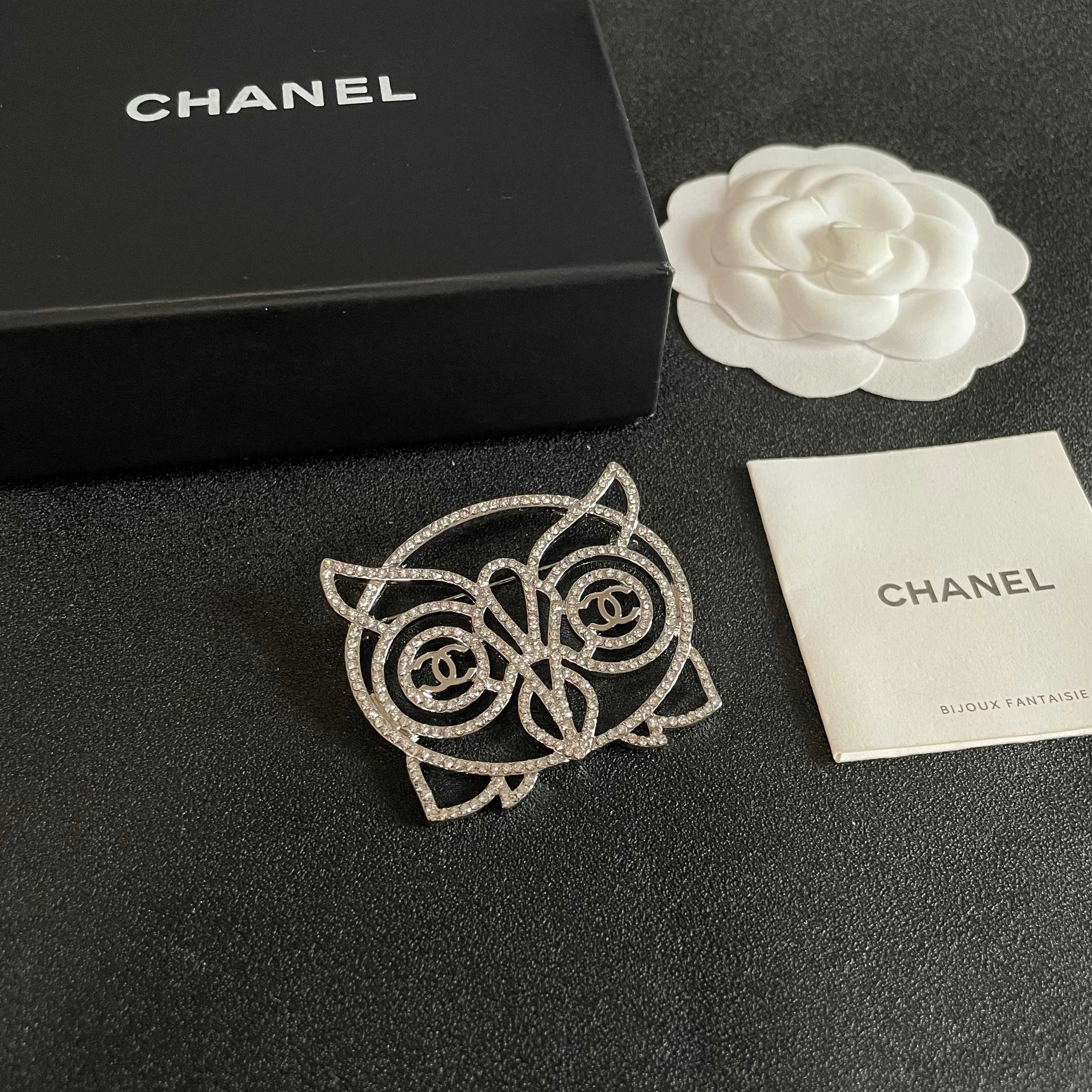 CHANEL🇫🇷小香 专柜新款同步上新香奈儿胸针，是最懂女人的饰物。那些倾注了全部心血去做自己的女人，往