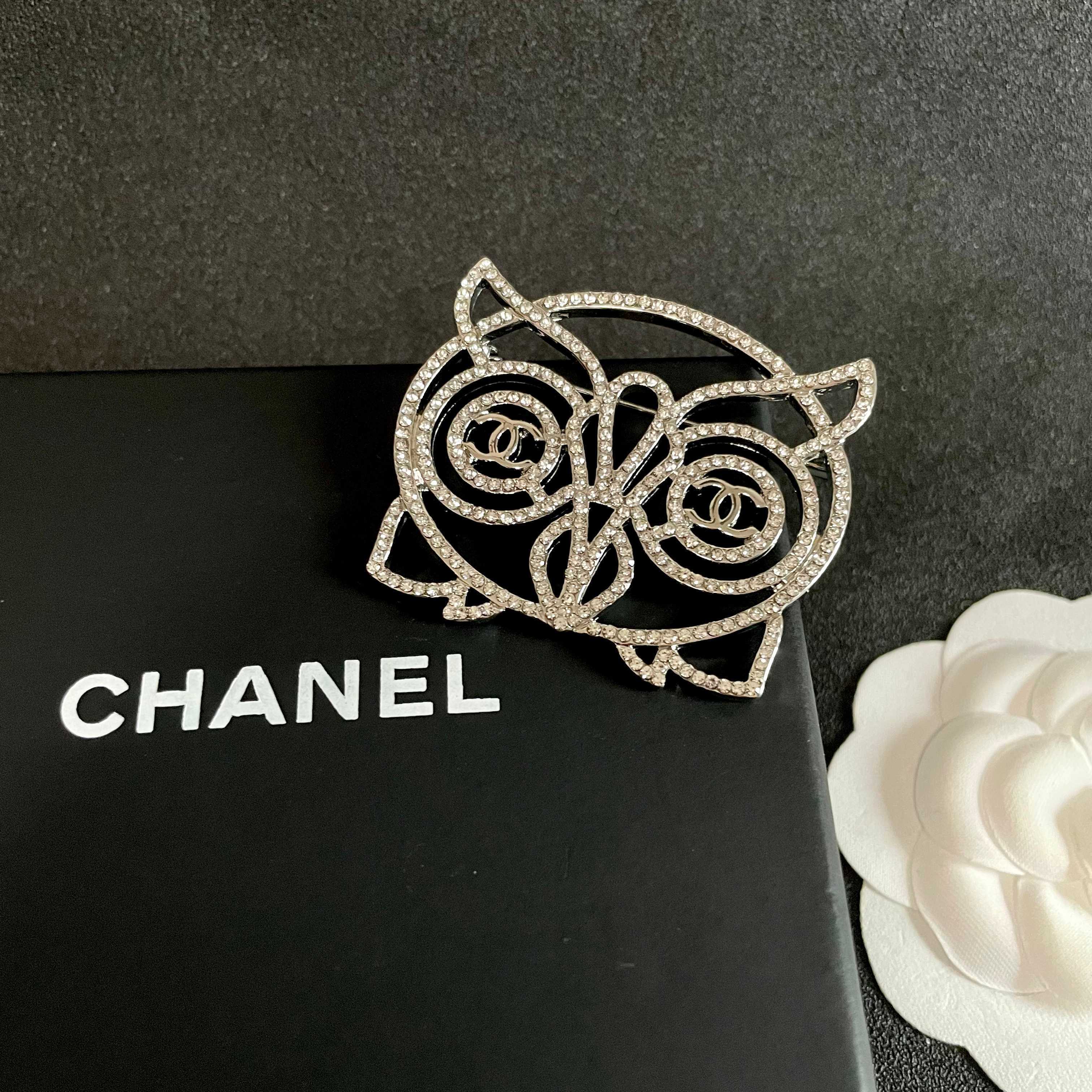 CHANEL🇫🇷小香 专柜新款同步上新香奈儿胸针，是最懂女人的饰物。那些倾注了全部心血去做自己的女人，往
