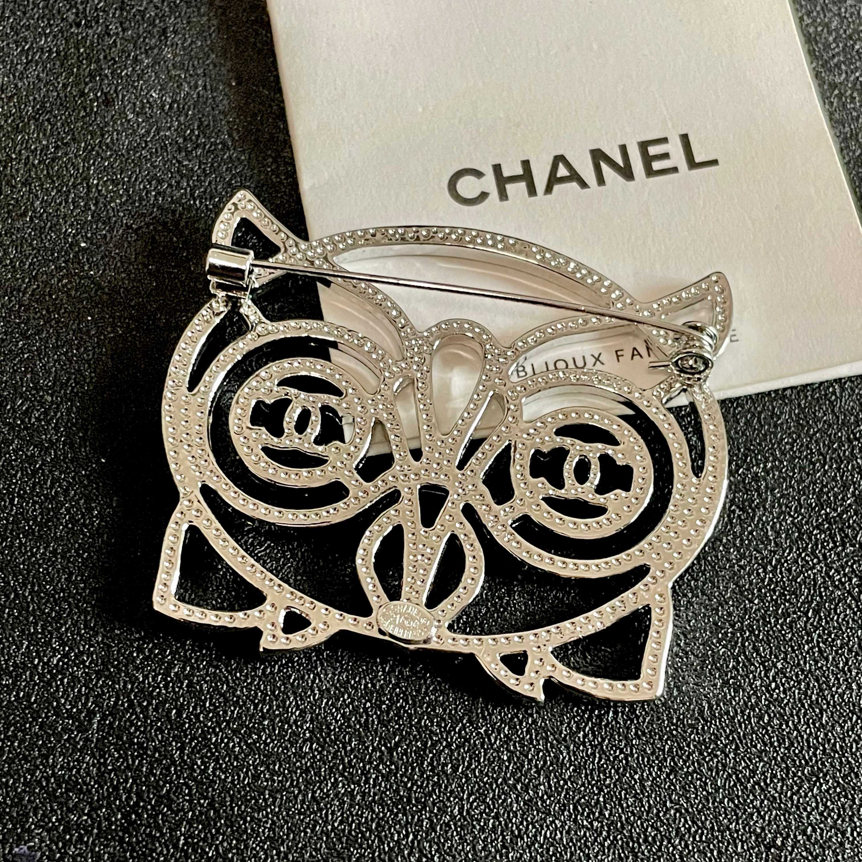 CHANEL🇫🇷小香 专柜新款同步上新香奈儿胸针，是最懂女人的饰物。那些倾注了全部心血去做自己的女人，往