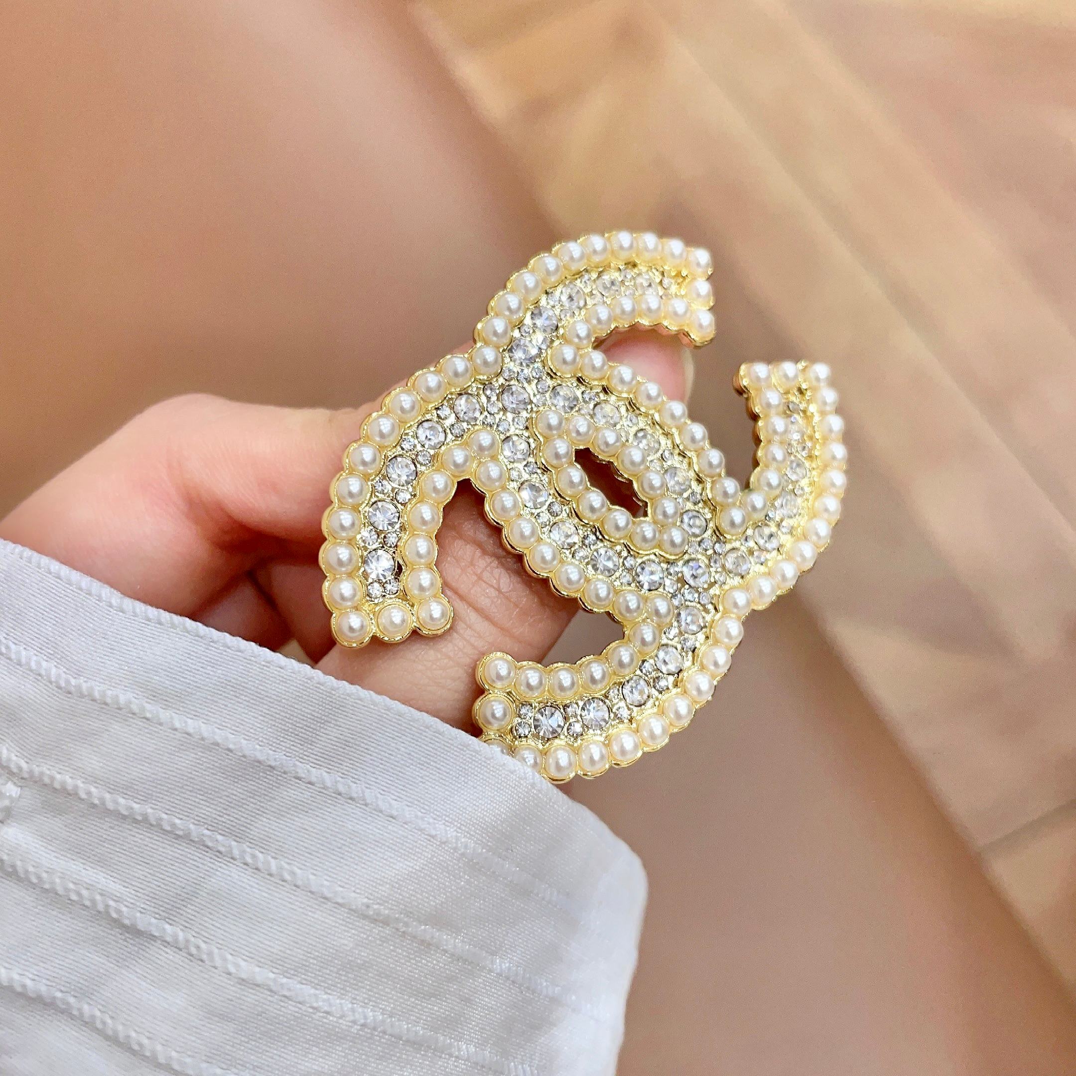CHANEL🇫🇷小香 专柜新款同步上新香奈儿胸针，是最懂女人的饰物。那些倾注了全部心血去做自己的女人，往