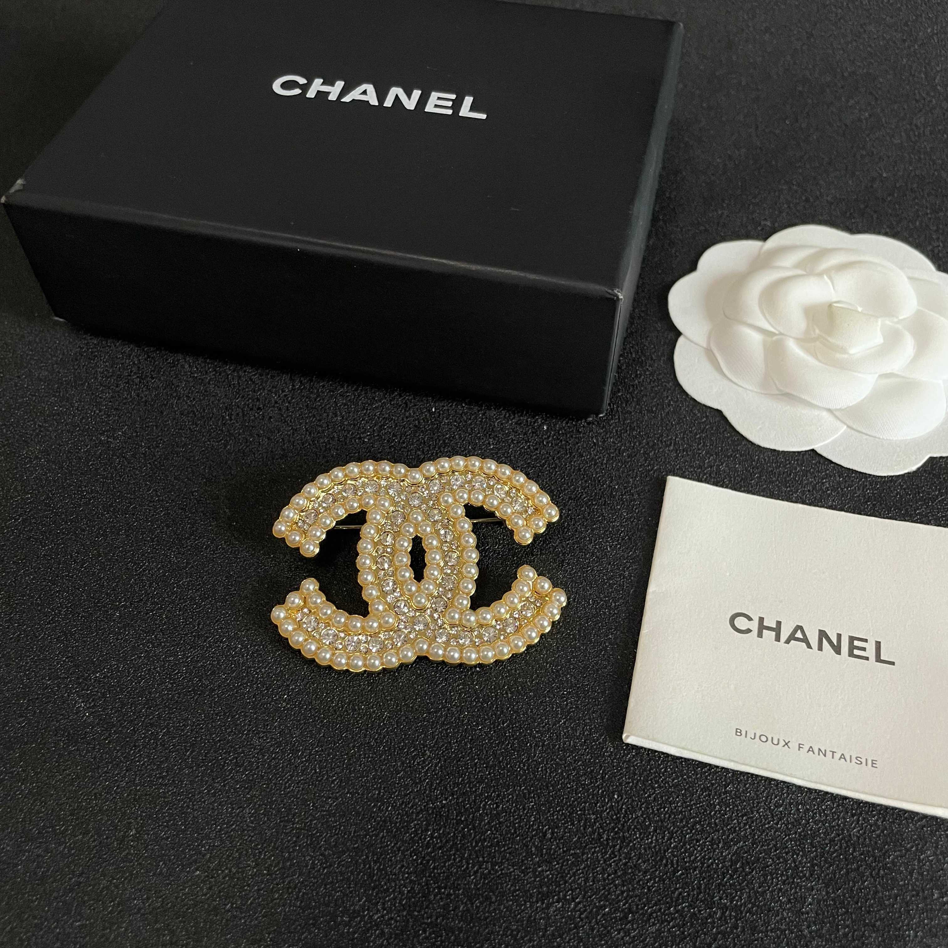 CHANEL🇫🇷小香 专柜新款同步上新香奈儿胸针，是最懂女人的饰物。那些倾注了全部心血去做自己的女人，往
