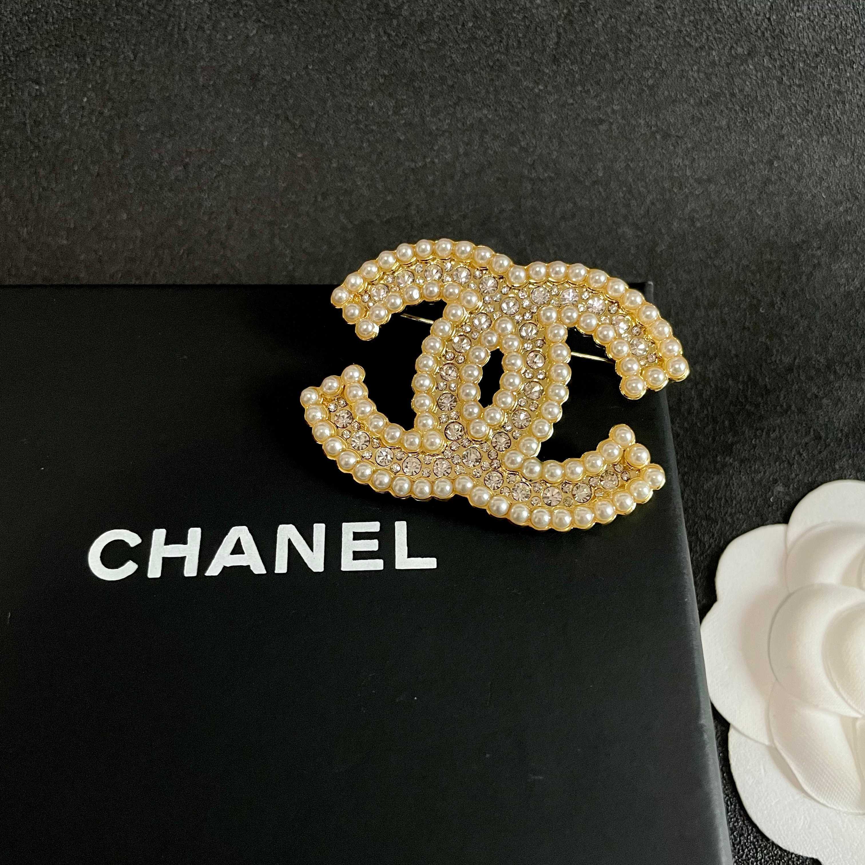 CHANEL🇫🇷小香 专柜新款同步上新香奈儿胸针，是最懂女人的饰物。那些倾注了全部心血去做自己的女人，往