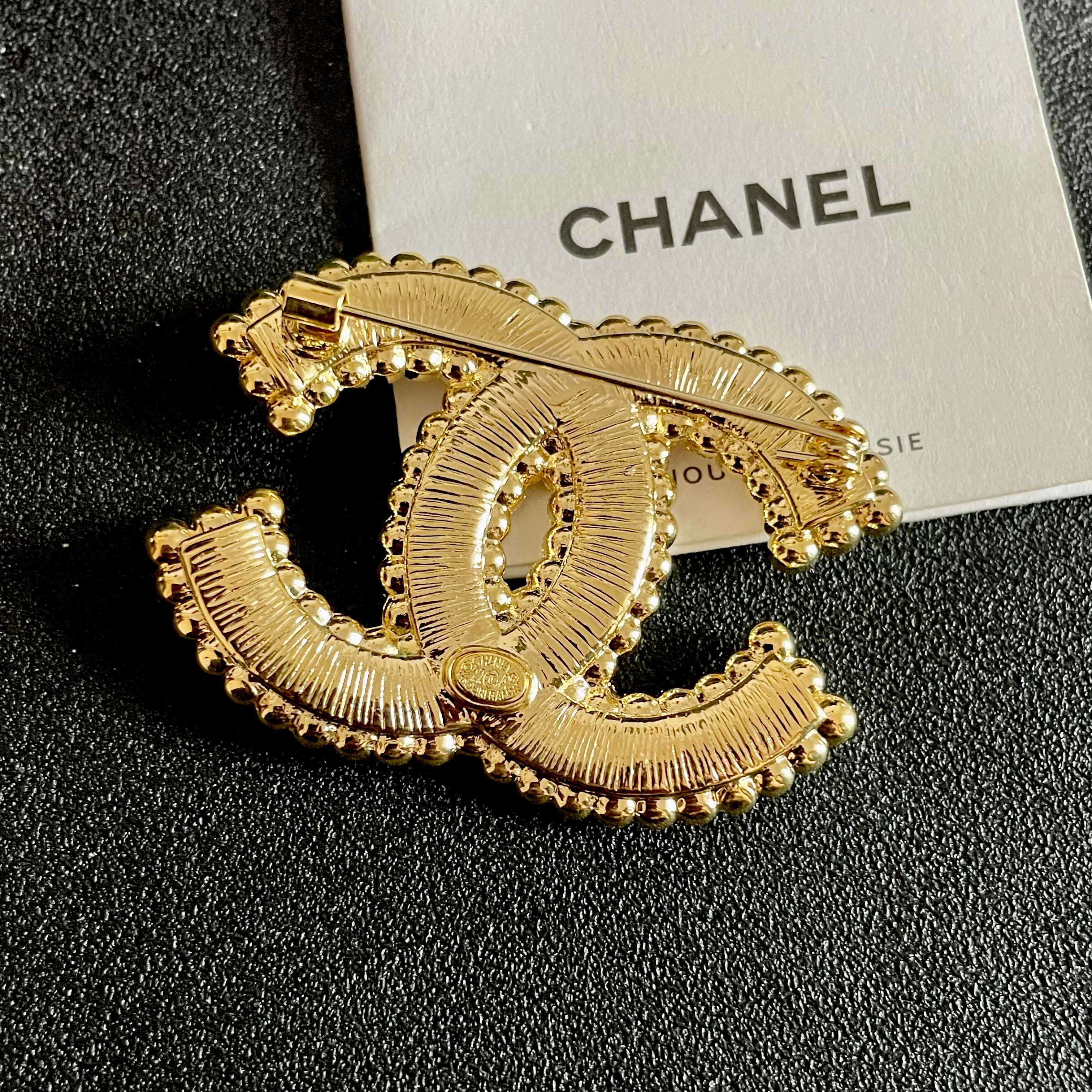 CHANEL🇫🇷小香 专柜新款同步上新香奈儿胸针，是最懂女人的饰物。那些倾注了全部心血去做自己的女人，往