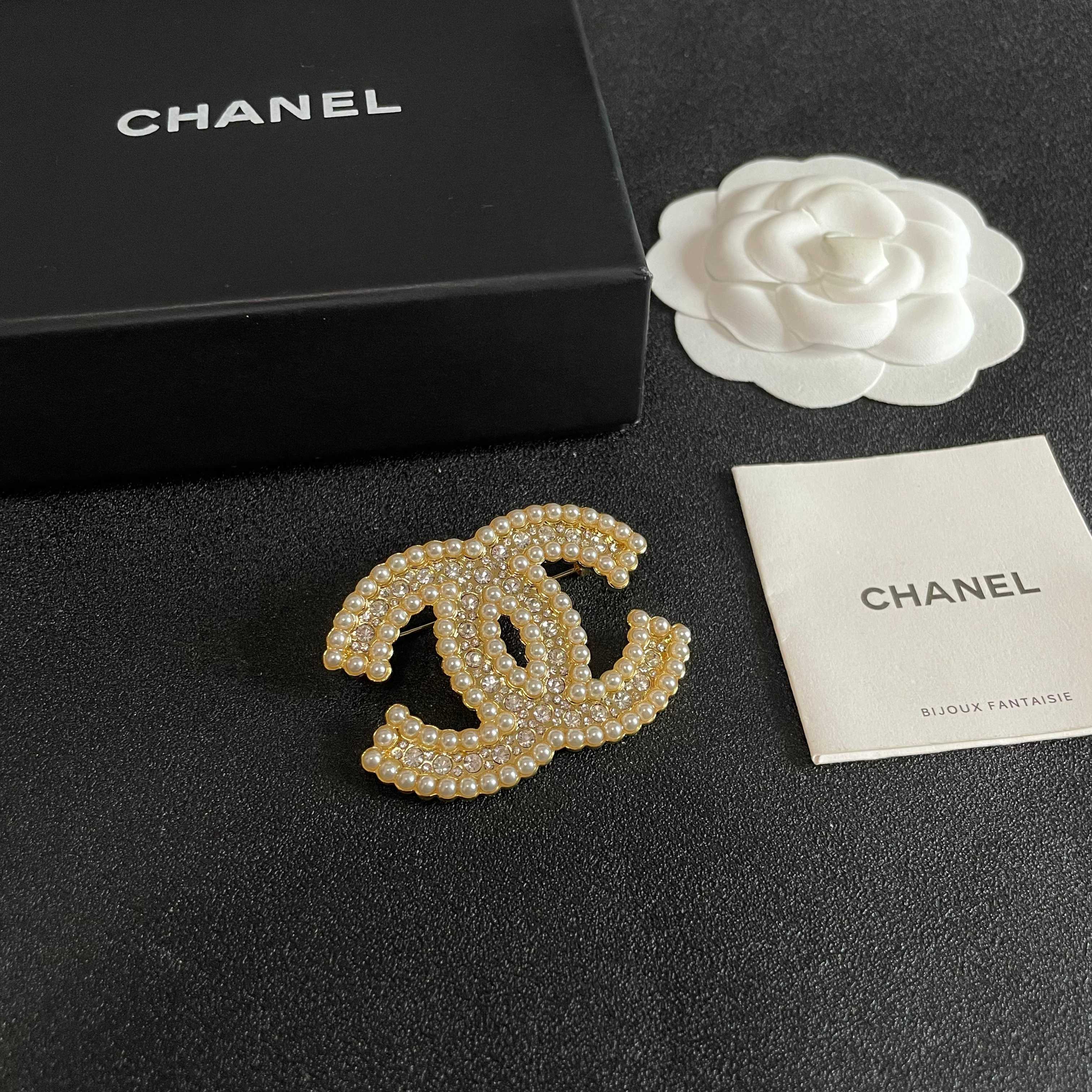 CHANEL🇫🇷小香 专柜新款同步上新香奈儿胸针，是最懂女人的饰物。那些倾注了全部心血去做自己的女人，往