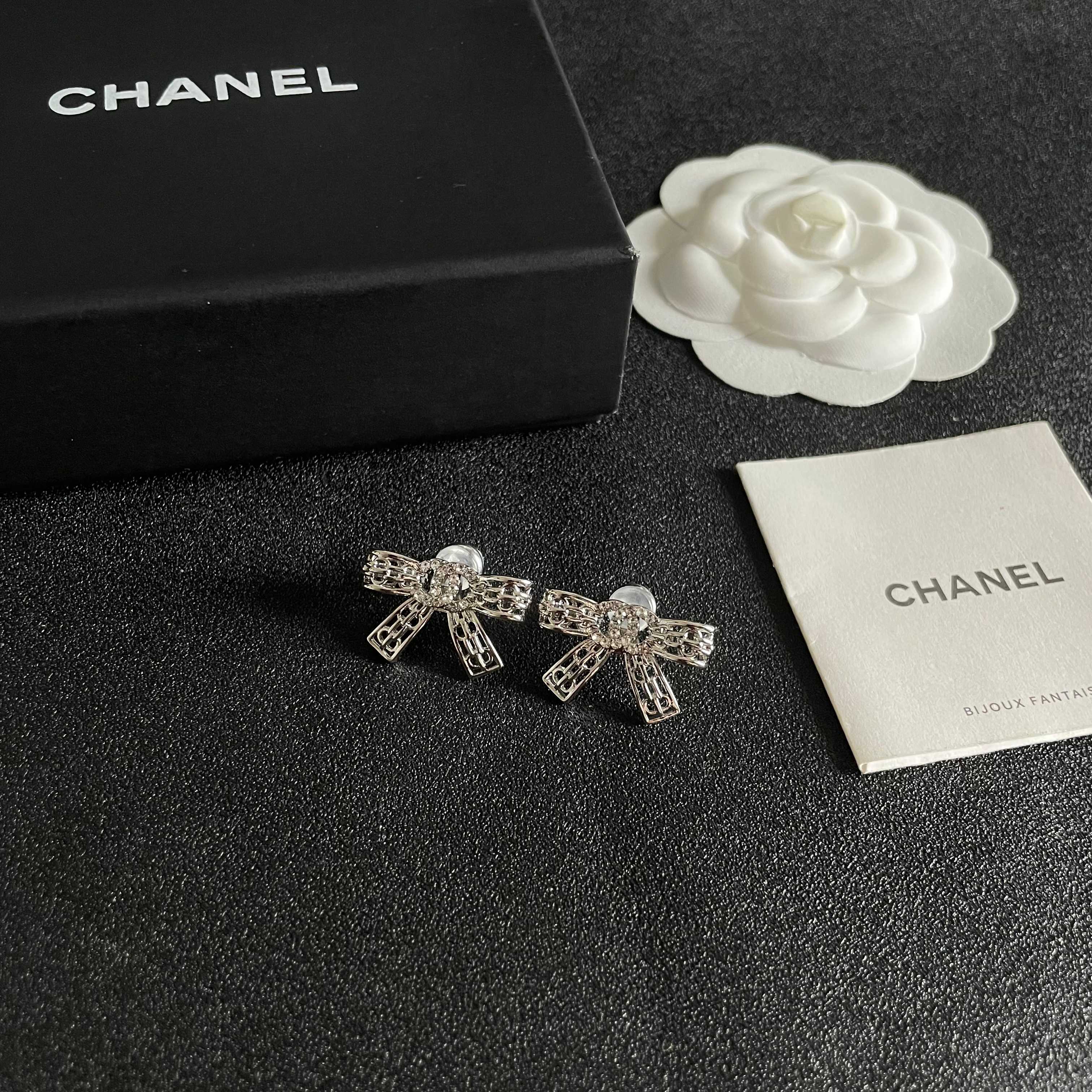 Chanel香奈儿 中古 耳钉👀小香家的款式真心无需多介绍😘🎶每一款都超好看，精致大方，非常显气质