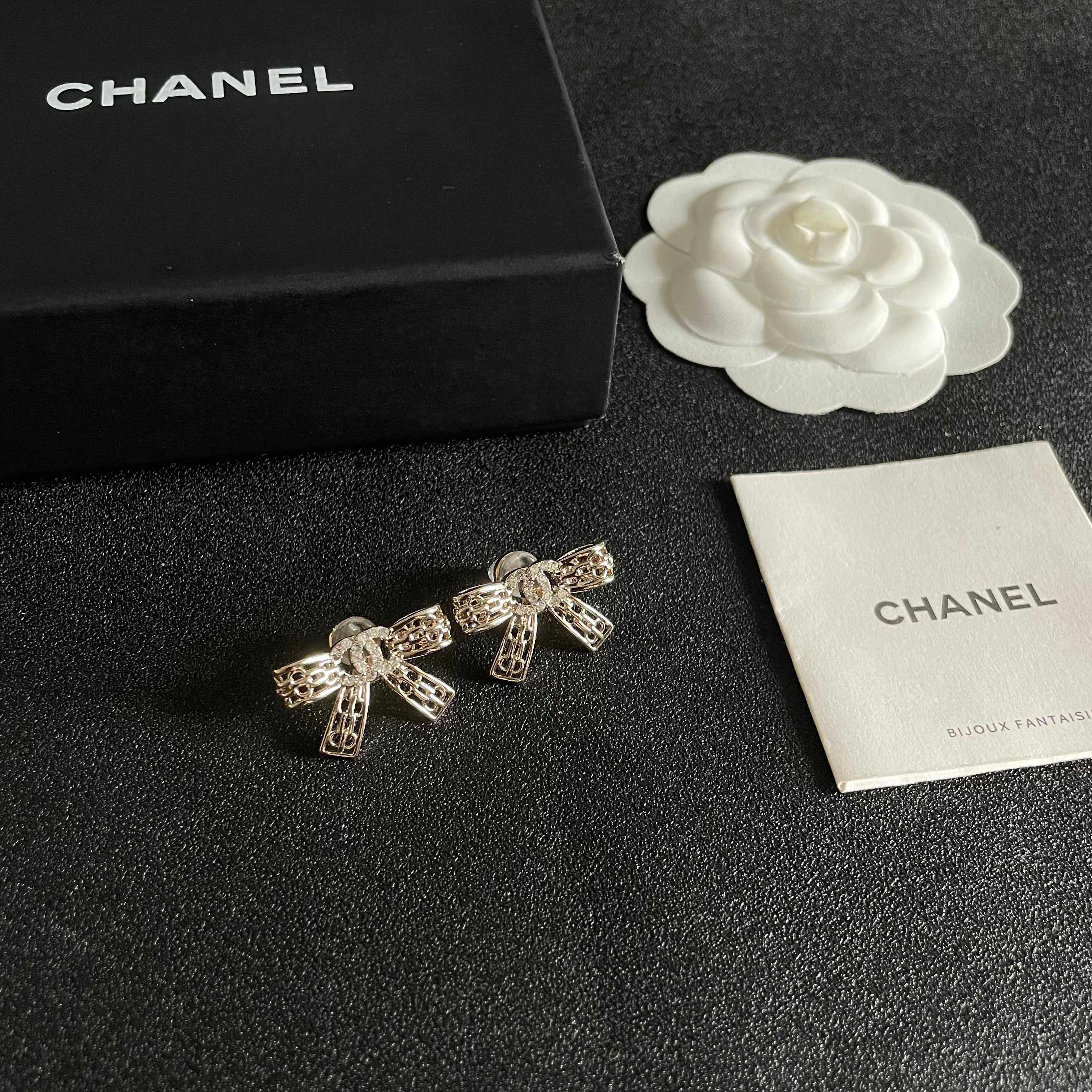 Chanel香奈儿 中古 耳钉👀小香家的款式真心无需多介绍😘🎶每一款都超好看，精致大方，非常显气质