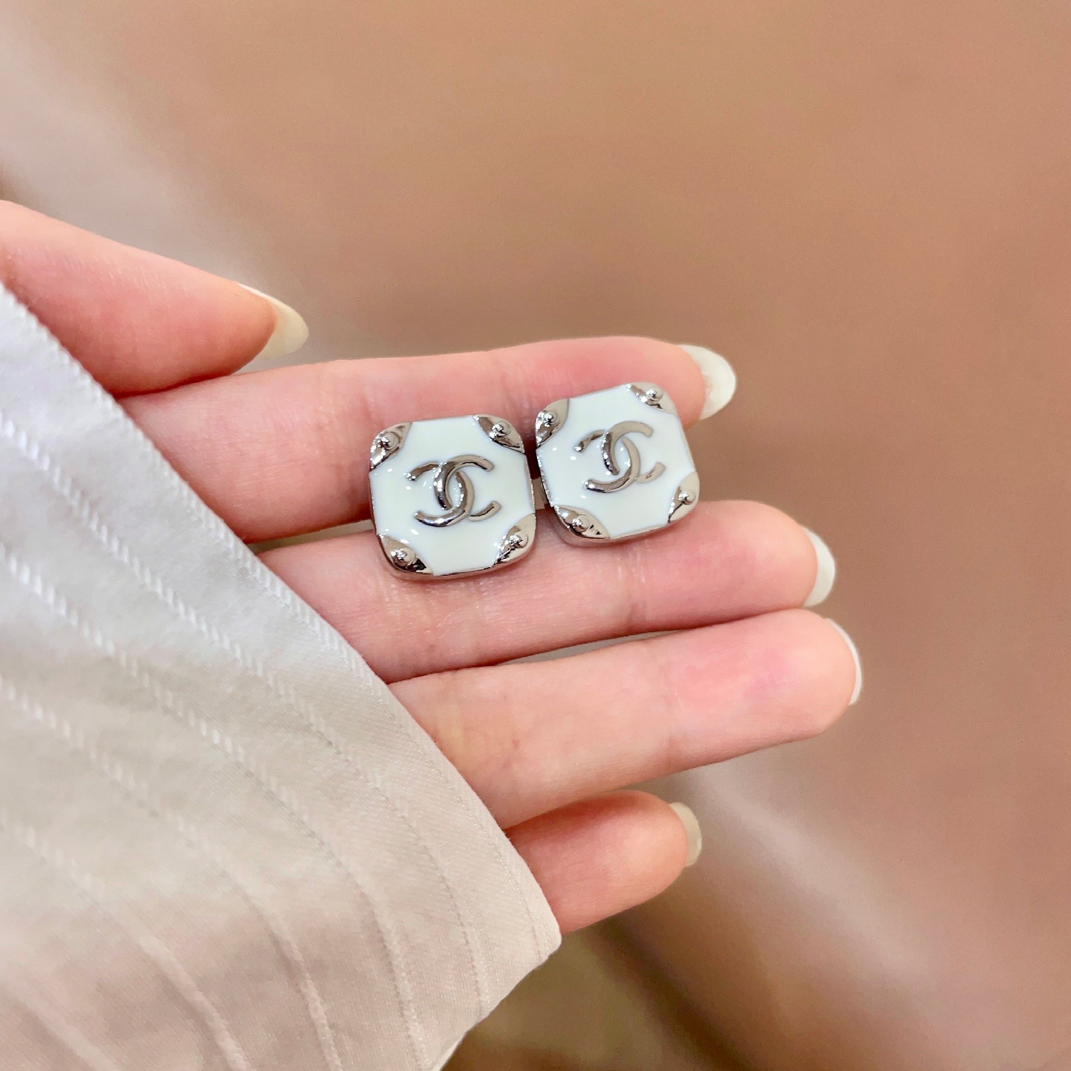 Chanel香奈儿 中古 耳钉👀小香家的款式真心无需多介绍😘🎶每一款都超好看，精致大方，非常显气质