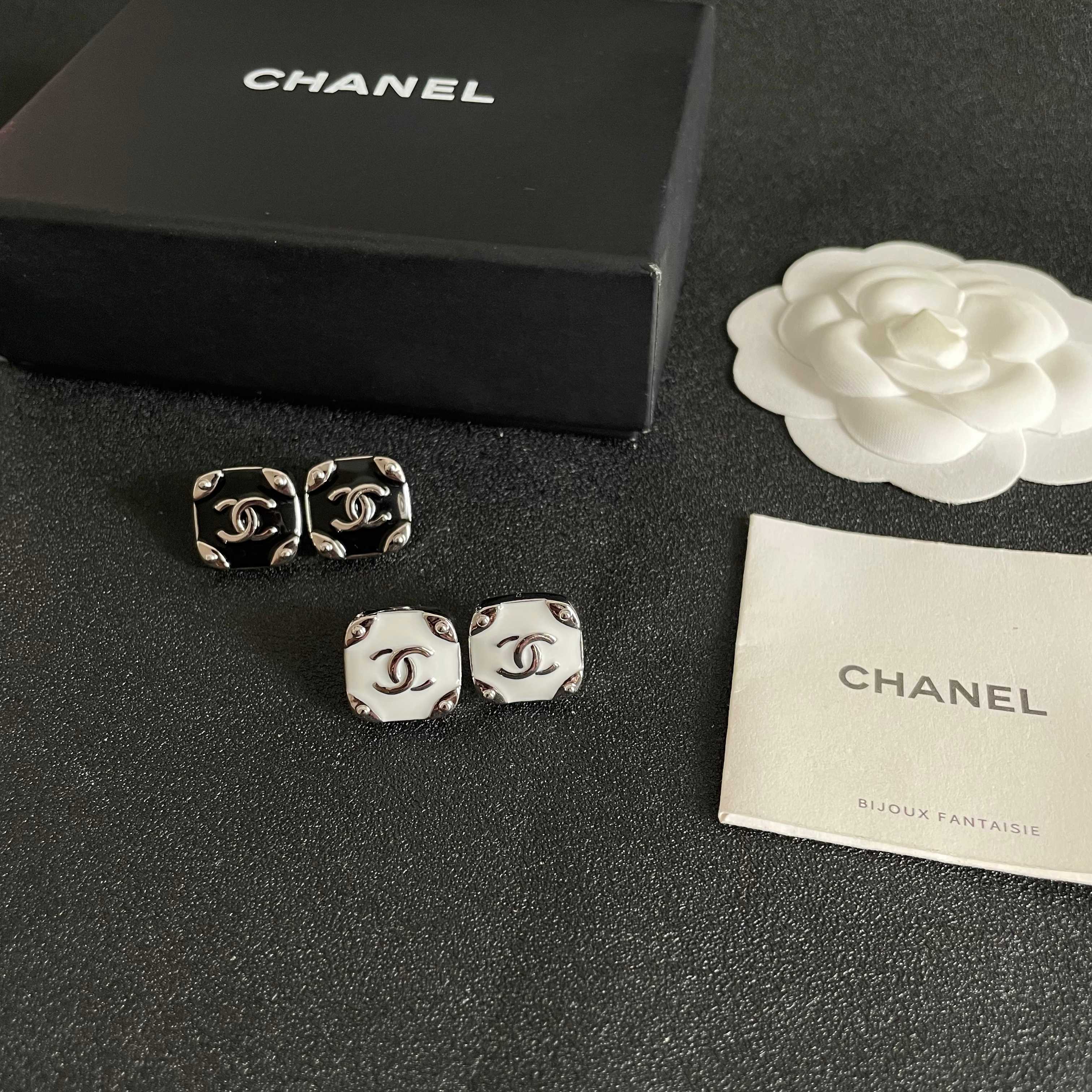 Chanel香奈儿 中古 耳钉👀小香家的款式真心无需多介绍😘🎶每一款都超好看，精致大方，非常显气质