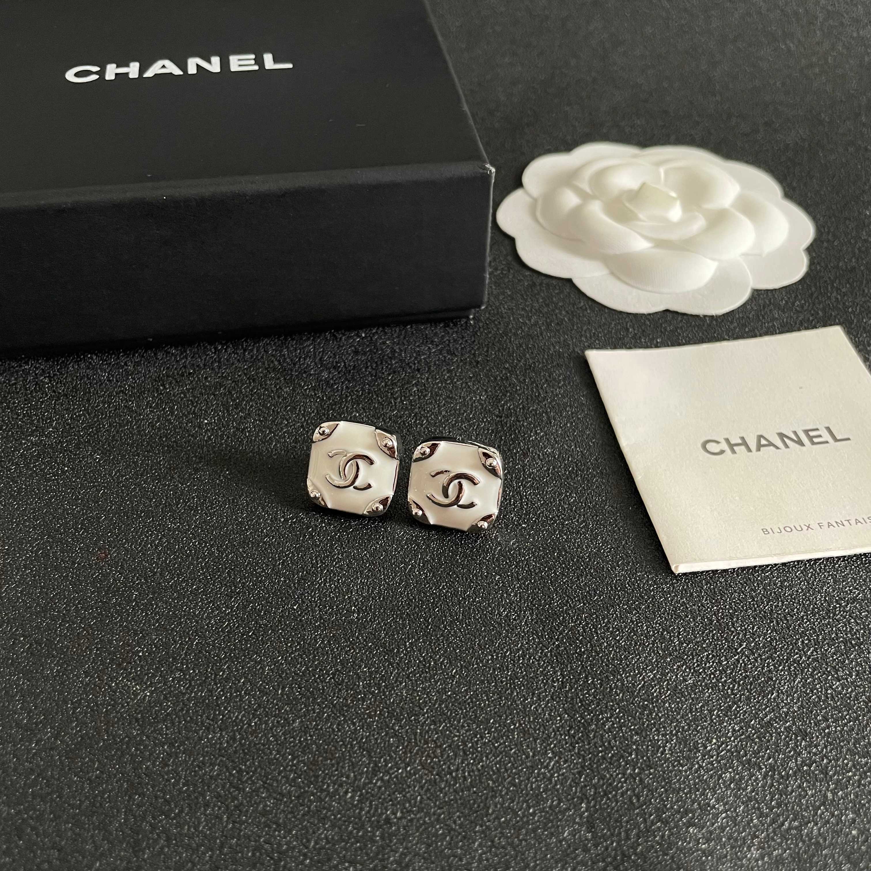 Chanel香奈儿 中古 耳钉👀小香家的款式真心无需多介绍😘🎶每一款都超好看，精致大方，非常显气质