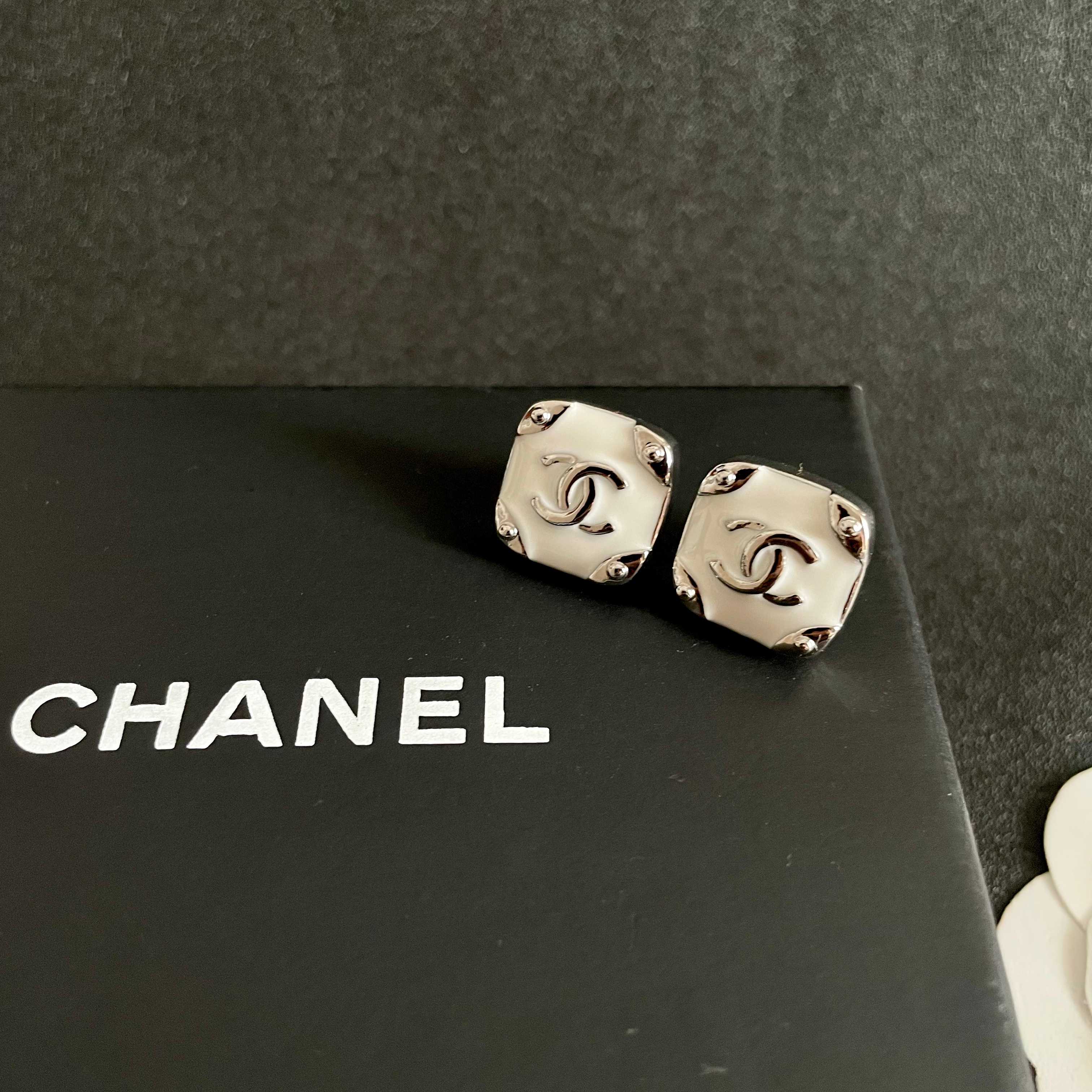 Chanel香奈儿 中古 耳钉👀小香家的款式真心无需多介绍😘🎶每一款都超好看，精致大方，非常显气质