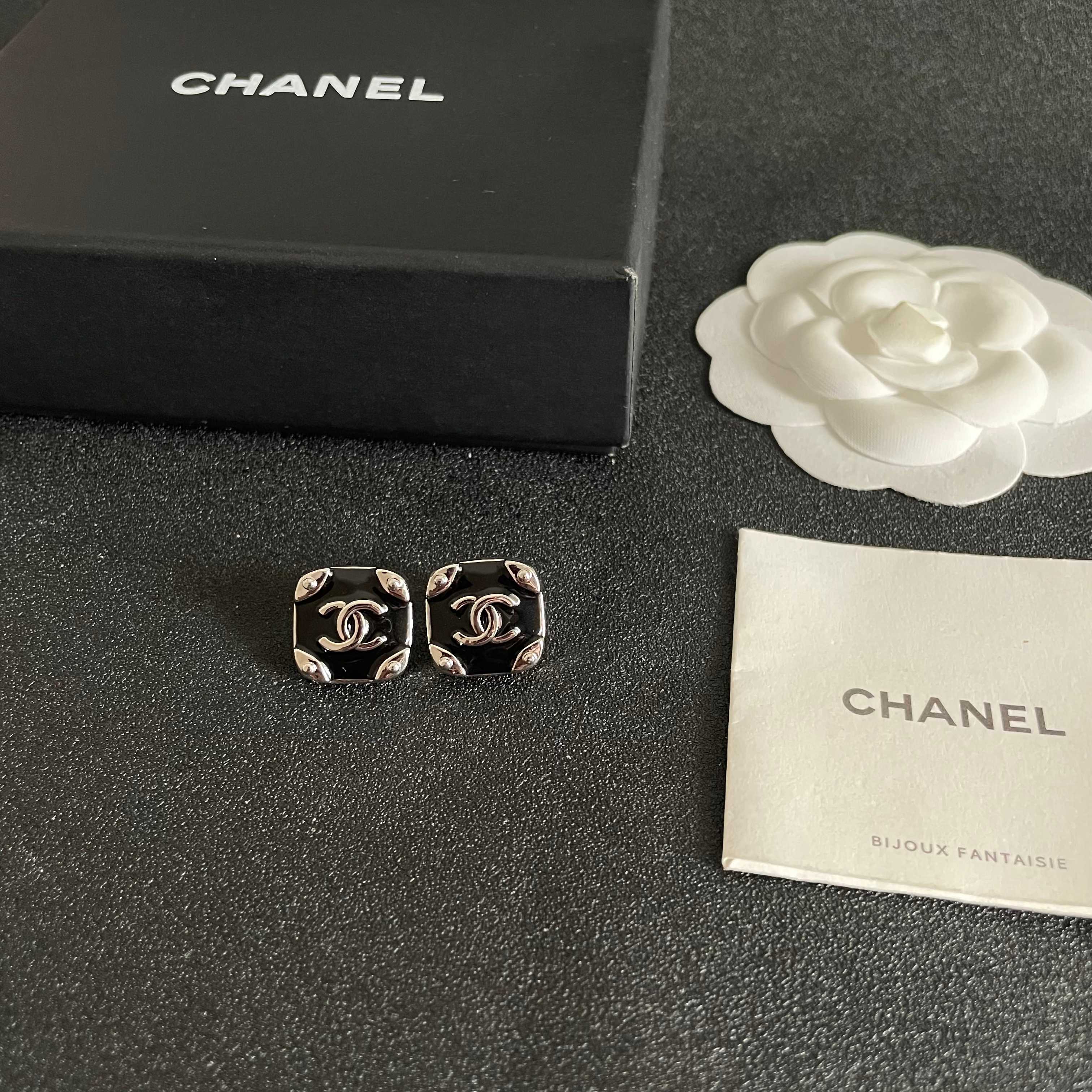Chanel香奈儿 中古 耳钉👀小香家的款式真心无需多介绍😘🎶每一款都超好看，精致大方，非常显气质
