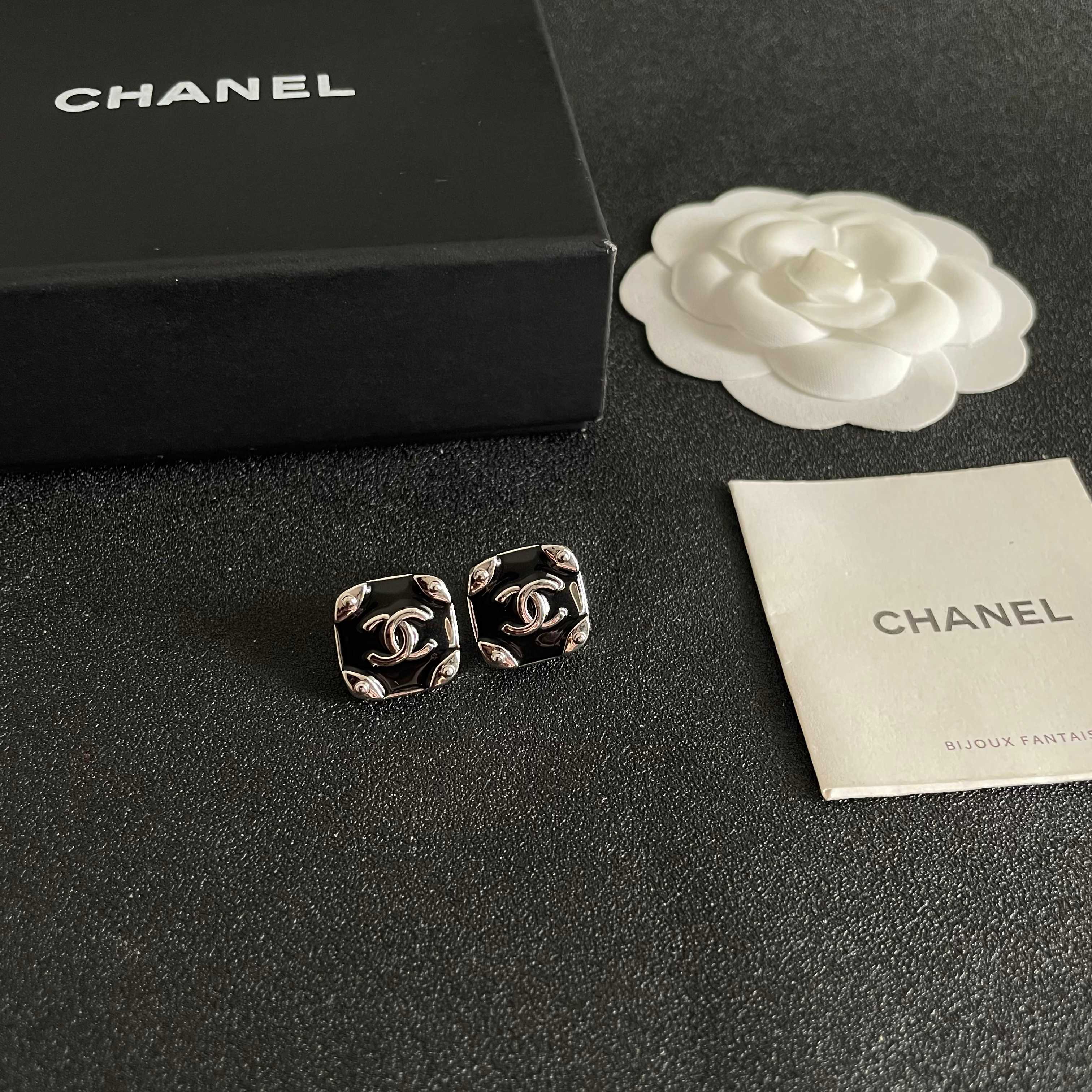 Chanel香奈儿 中古 耳钉👀小香家的款式真心无需多介绍😘🎶每一款都超好看，精致大方，非常显气质