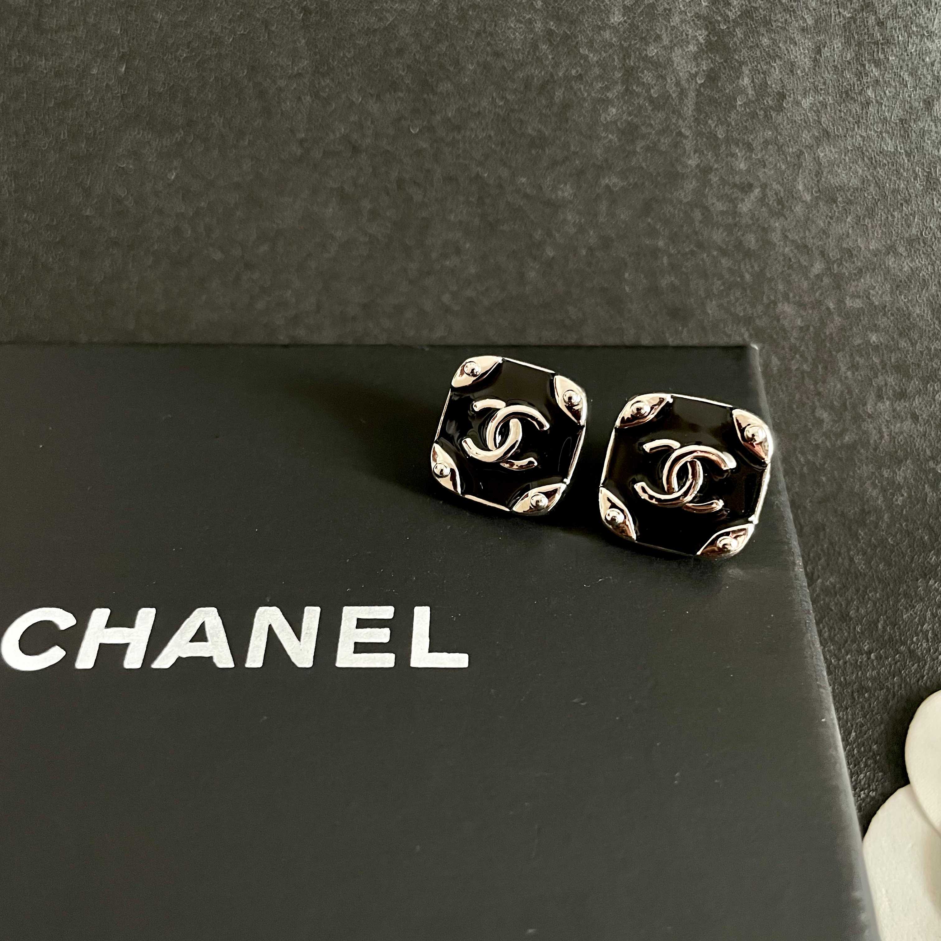 Chanel香奈儿 中古 耳钉👀小香家的款式真心无需多介绍😘🎶每一款都超好看，精致大方，非常显气质