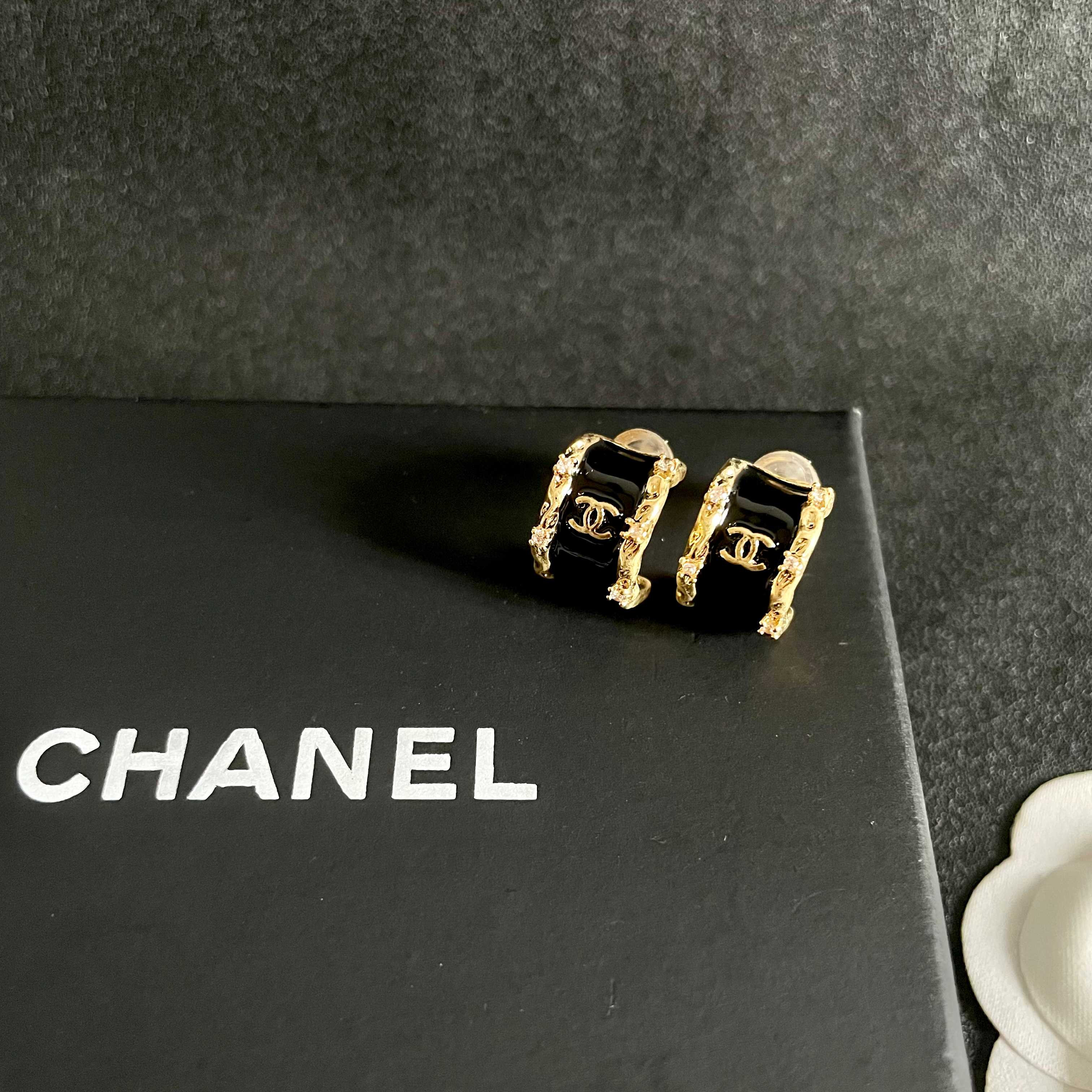 Chanel香奈儿 中古 耳钉👀小香家的款式真心无需多介绍😘🎶每一款都超好看，精致大方，非常显气质