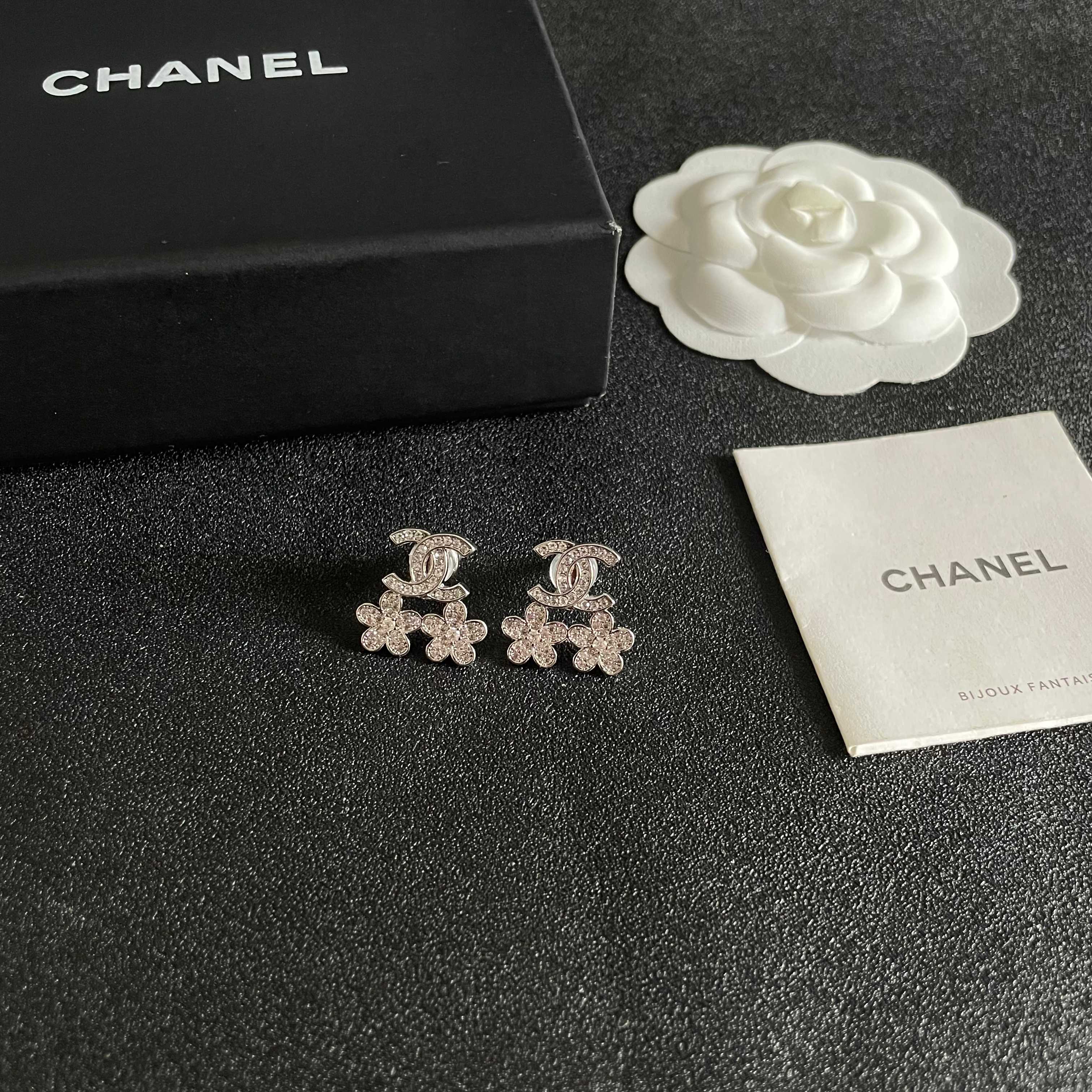 Chanel香奈儿 中古 耳钉👀小香家的款式真心无需多介绍😘🎶每一款都超好看，精致大方，非常显气质