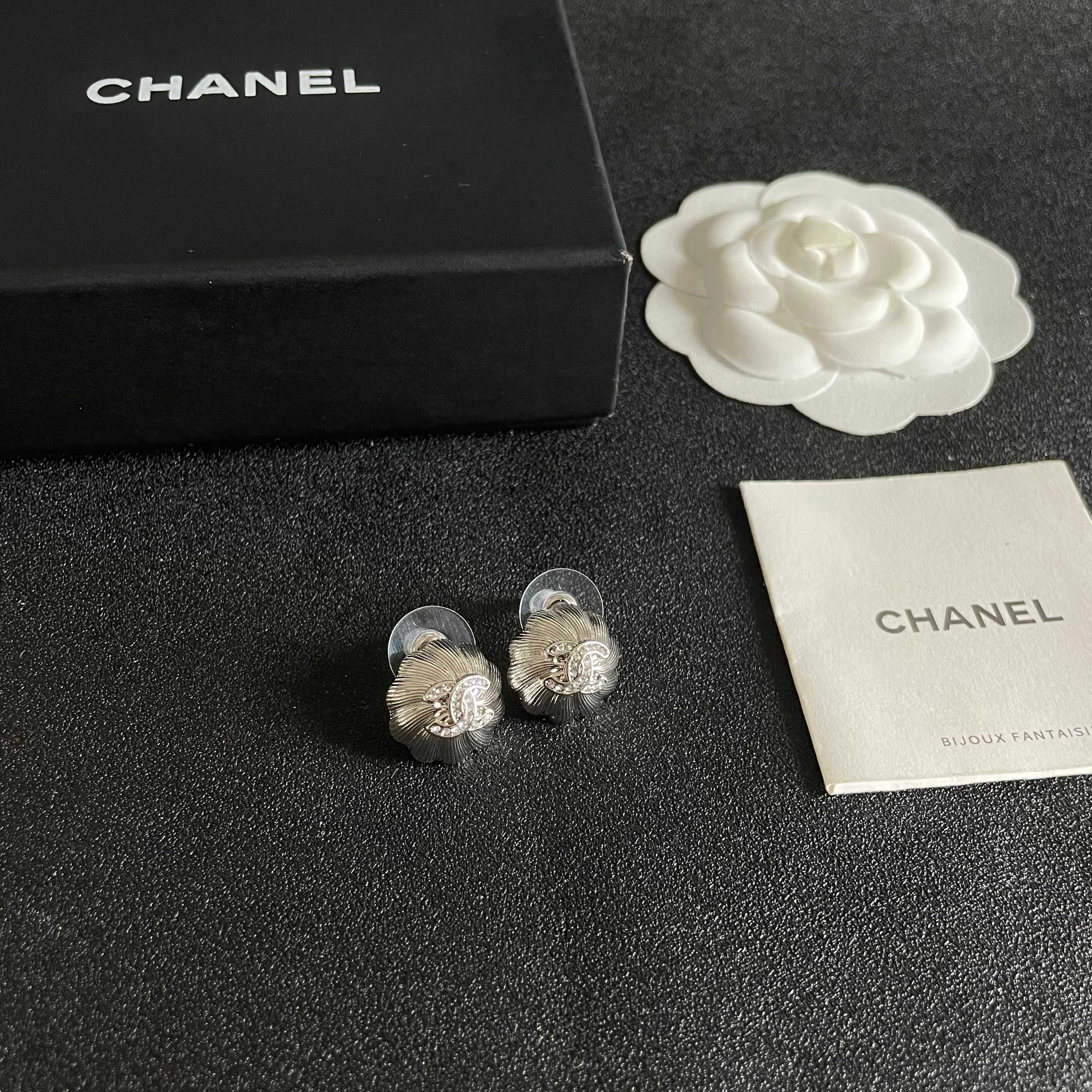 Chanel香奈儿 中古 耳钉👀小香家的款式真心无需多介绍😘🎶每一款都超好看，精致大方，非常显气质
