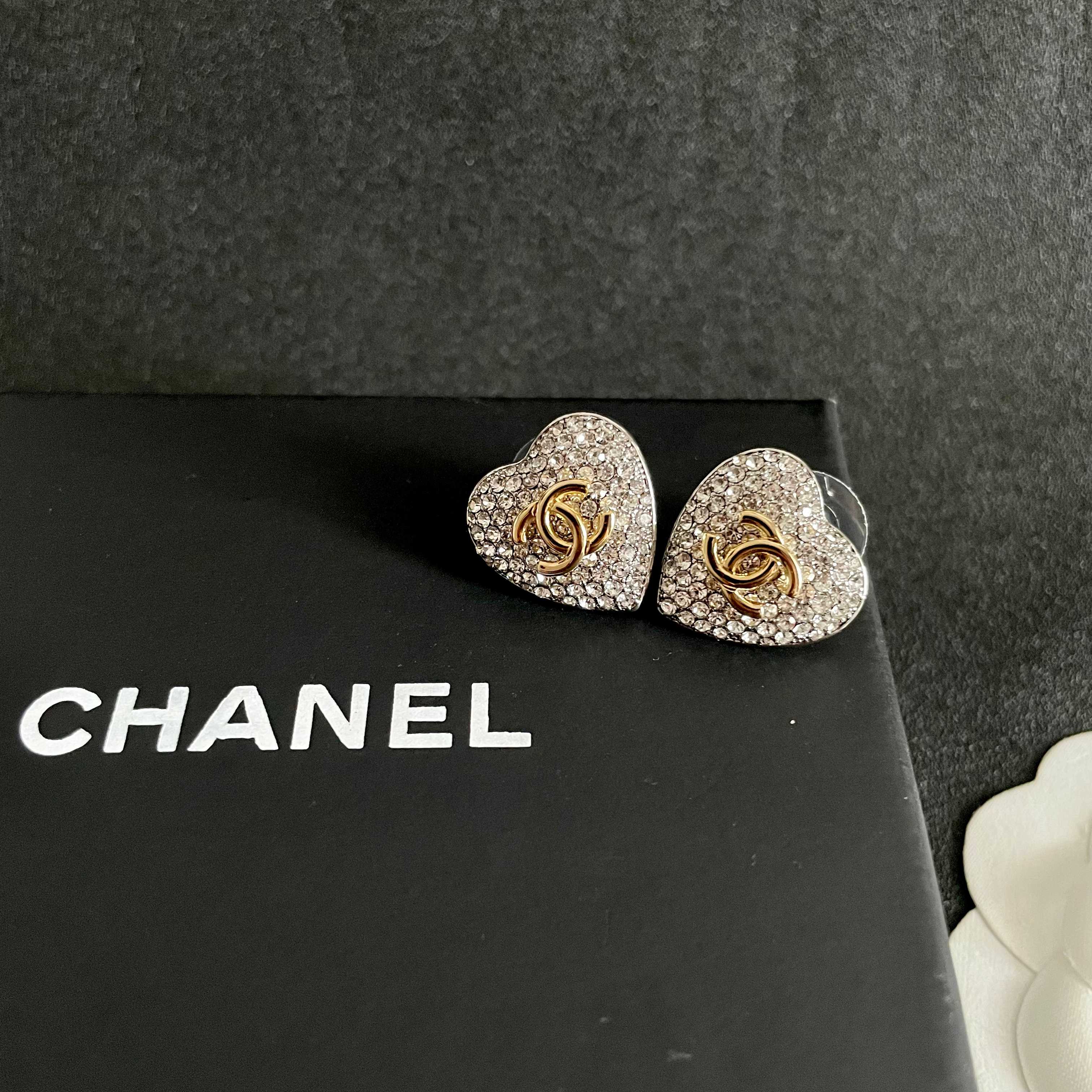 Chanel香奈儿 中古 耳钉👀小香家的款式真心无需多介绍😘🎶每一款都超好看，精致大方，非常显气质