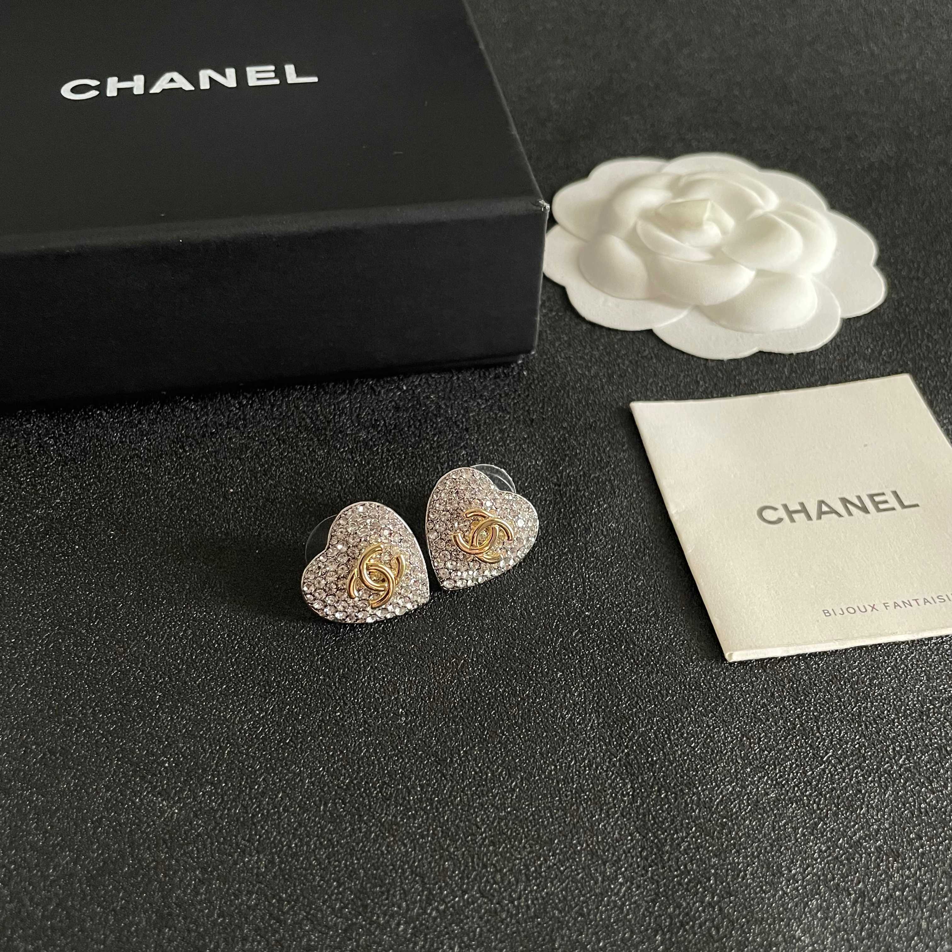 Chanel香奈儿 中古 耳钉👀小香家的款式真心无需多介绍😘🎶每一款都超好看，精致大方，非常显气质