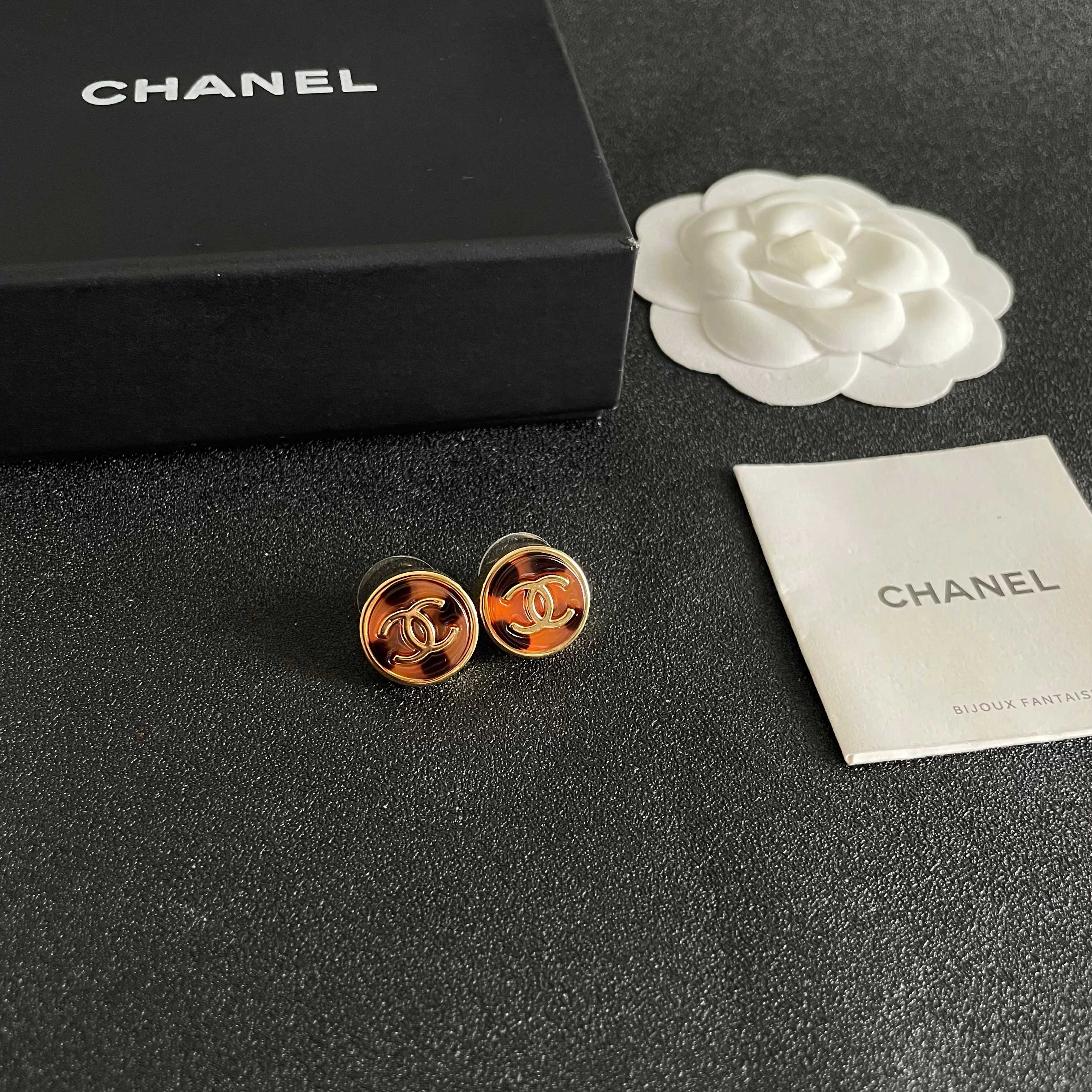 Chanel香奈儿 中古 耳钉👀小香家的款式真心无需多介绍😘🎶每一款都超好看，精致大方，非常显气质