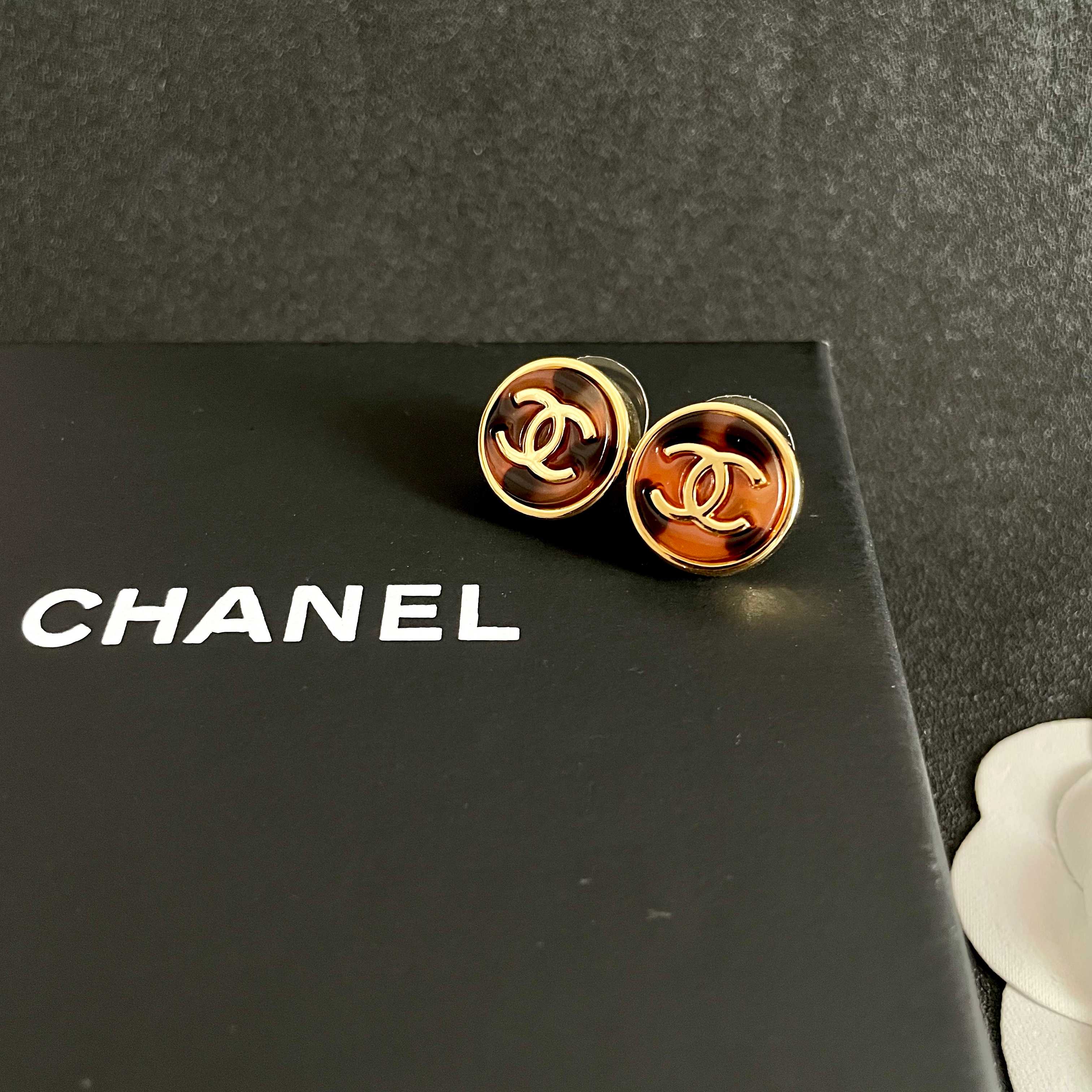 Chanel香奈儿 中古 耳钉👀小香家的款式真心无需多介绍😘🎶每一款都超好看，精致大方，非常显气质