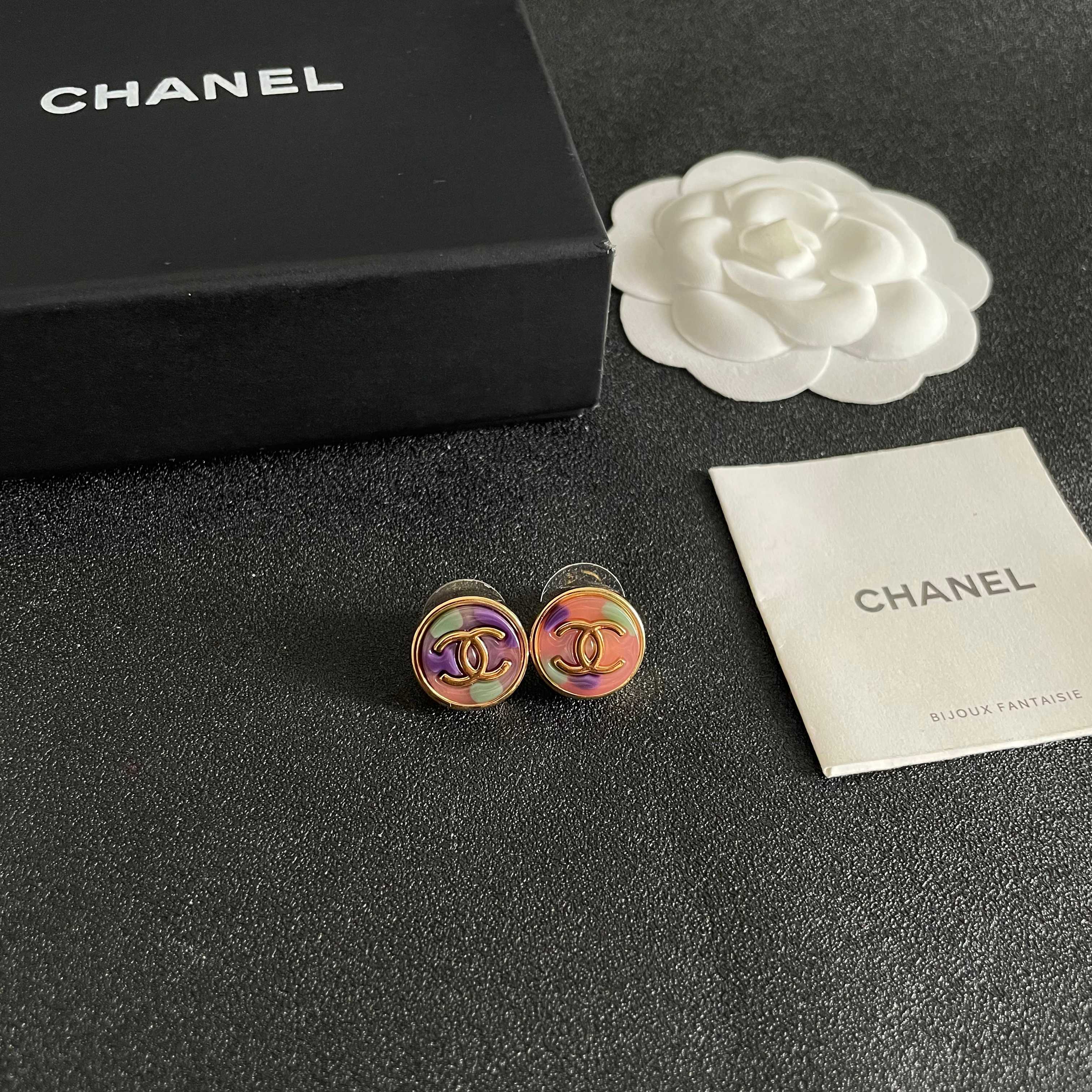 Chanel香奈儿 中古 耳钉👀小香家的款式真心无需多介绍😘🎶每一款都超好看，精致大方，非常显气质