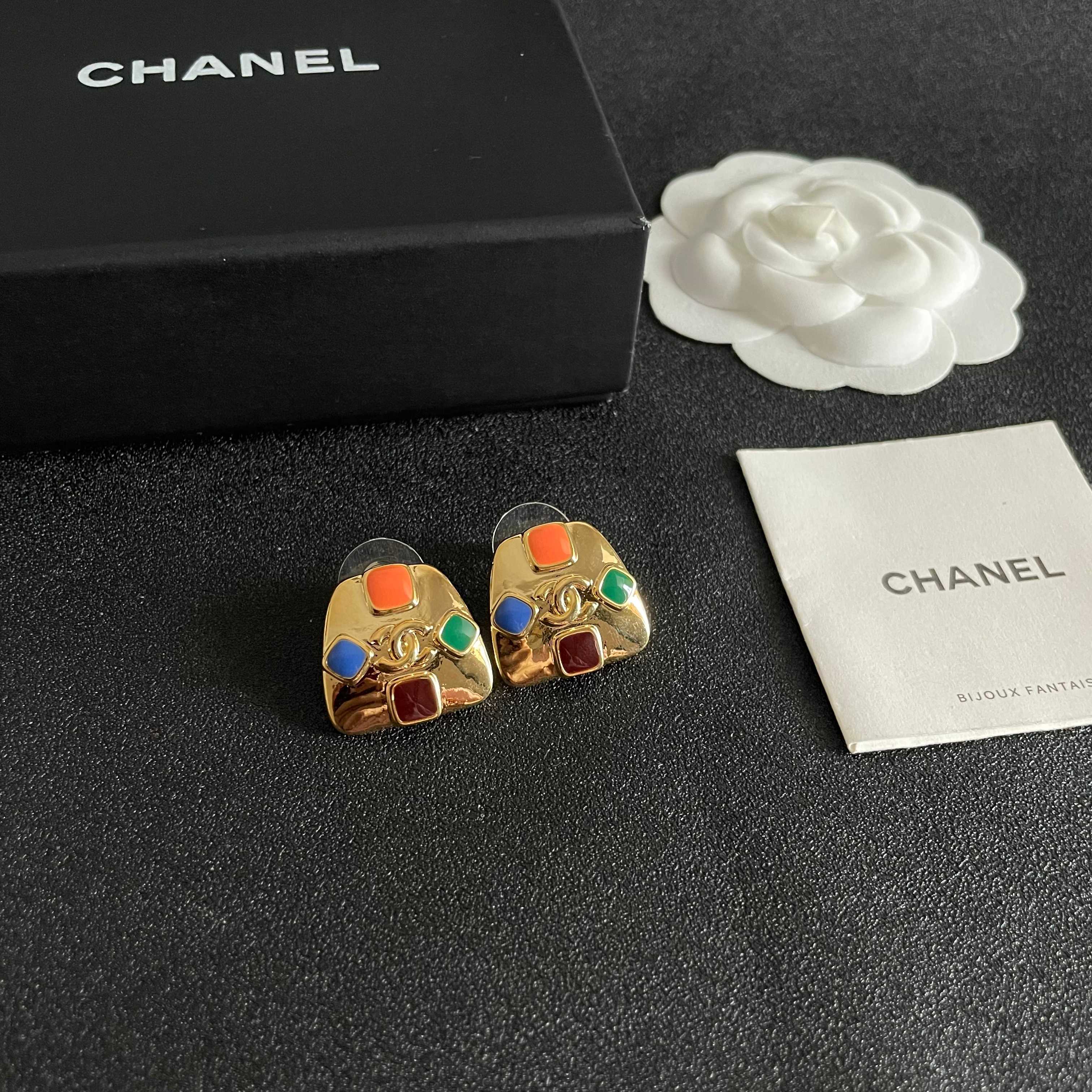 Chanel香奈儿 中古 耳钉👀小香家的款式真心无需多介绍😘🎶每一款都超好看，精致大方，非常显气质