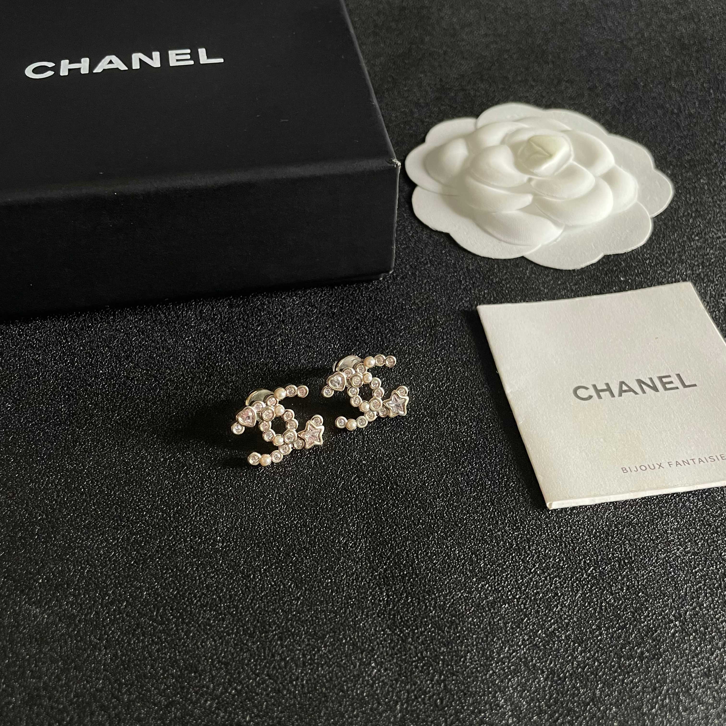 Chanel香奈儿 中古 耳钉👀小香家的款式真心无需多介绍😘🎶每一款都超好看，精致大方，非常显气质