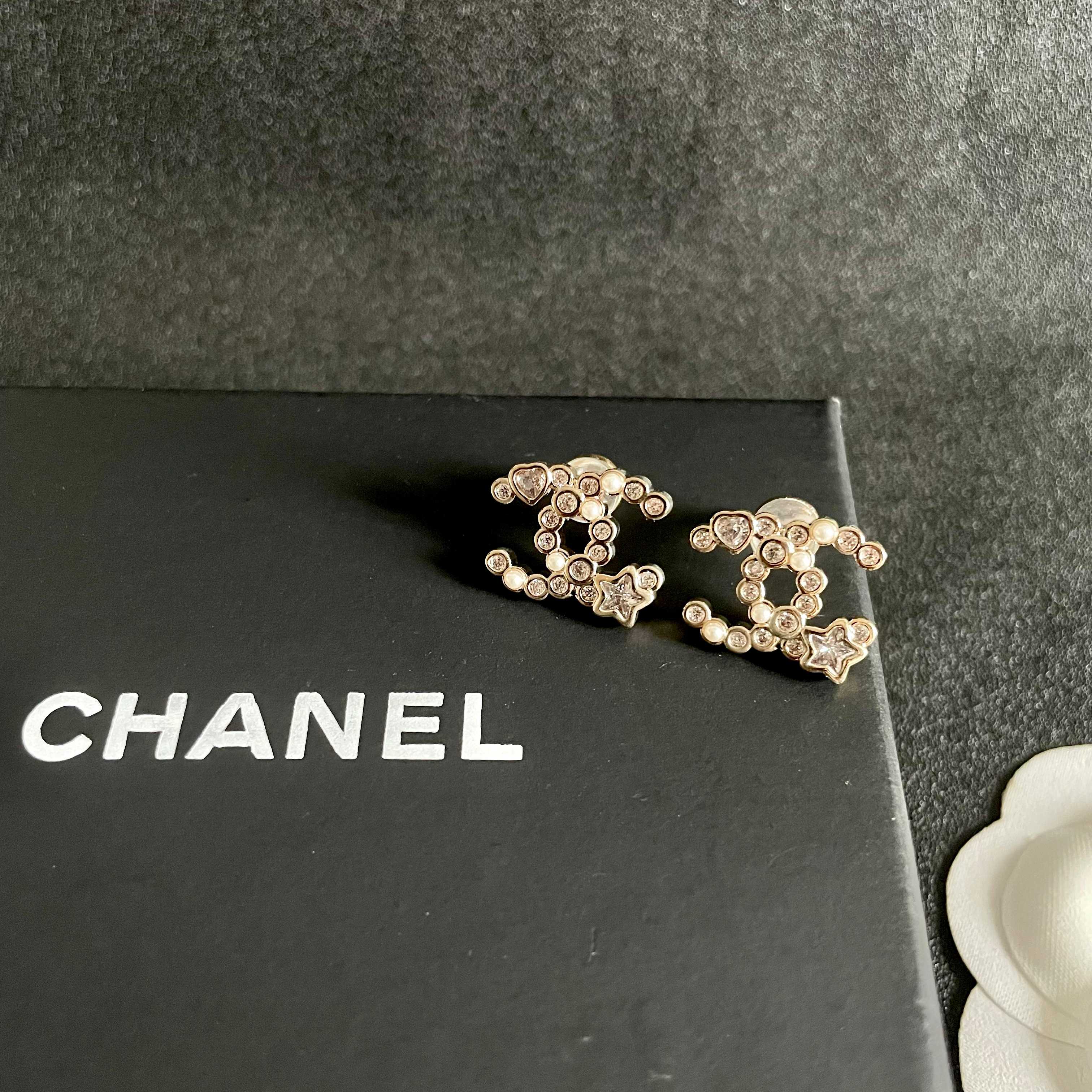 Chanel香奈儿 中古 耳钉👀小香家的款式真心无需多介绍😘🎶每一款都超好看，精致大方，非常显气质