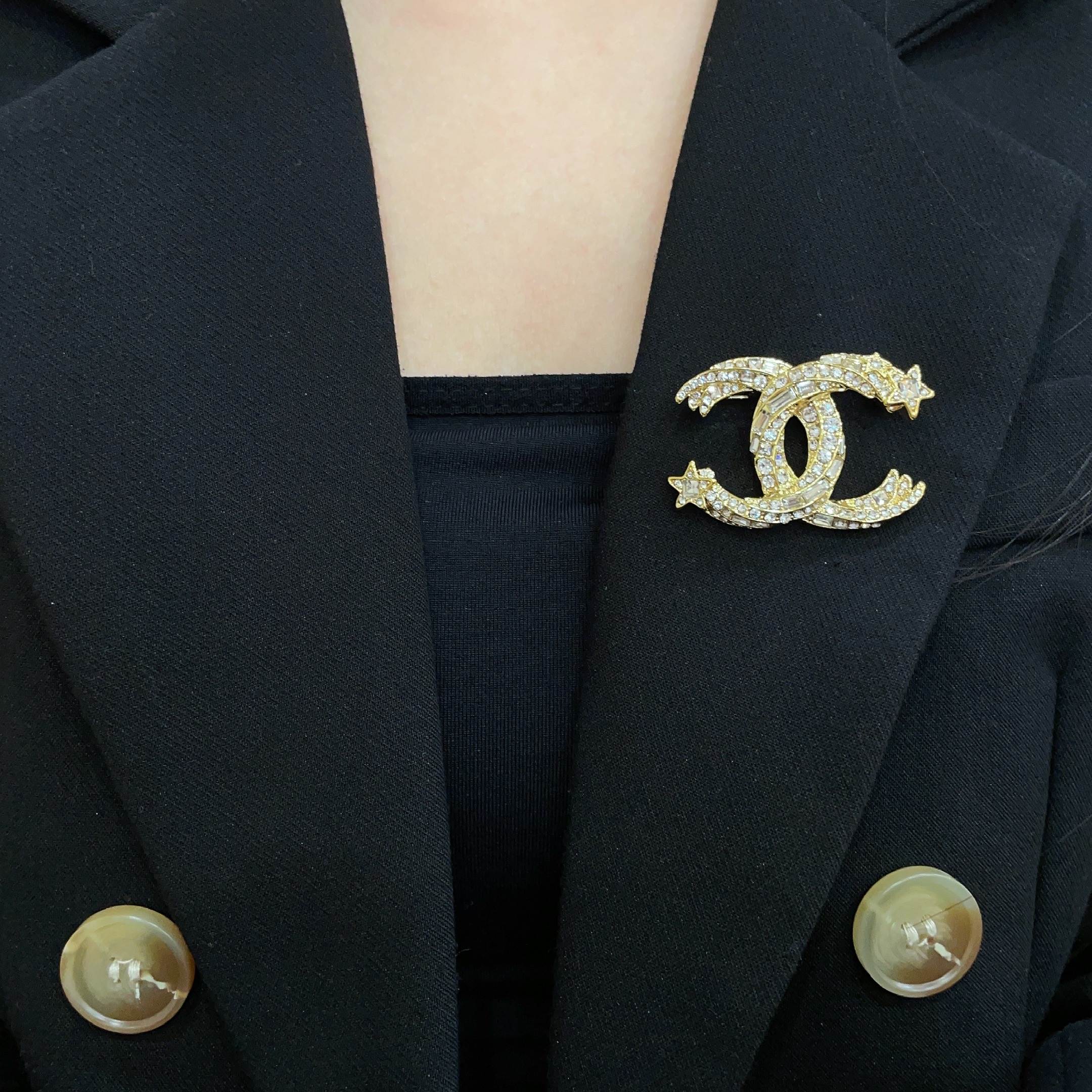 CHANEL🇫🇷小香 专柜新款同步上新香奈儿胸针，是最懂女人的饰物。那些倾注了全部心血去做自己的女人，往
