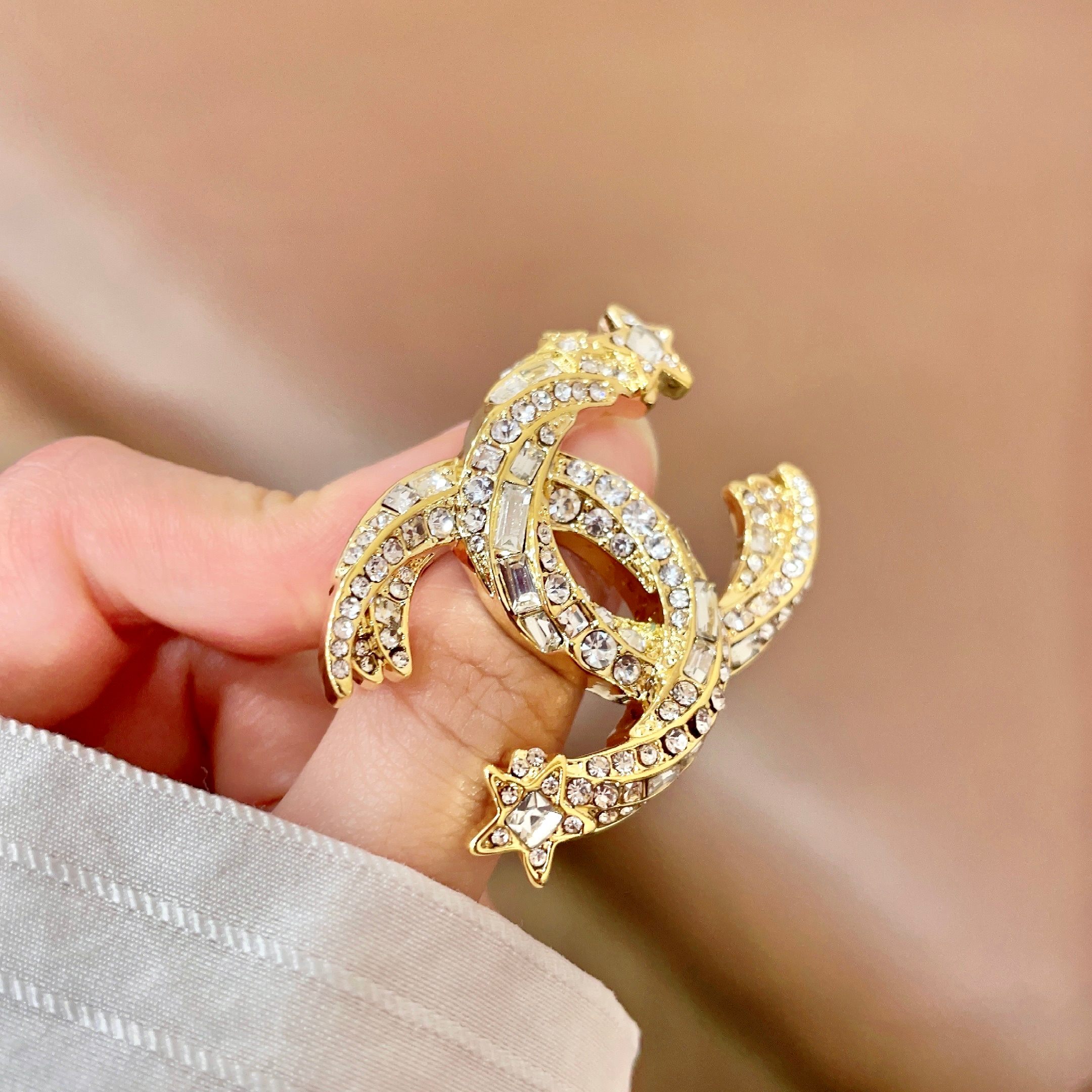 CHANEL🇫🇷小香 专柜新款同步上新香奈儿胸针，是最懂女人的饰物。那些倾注了全部心血去做自己的女人，往