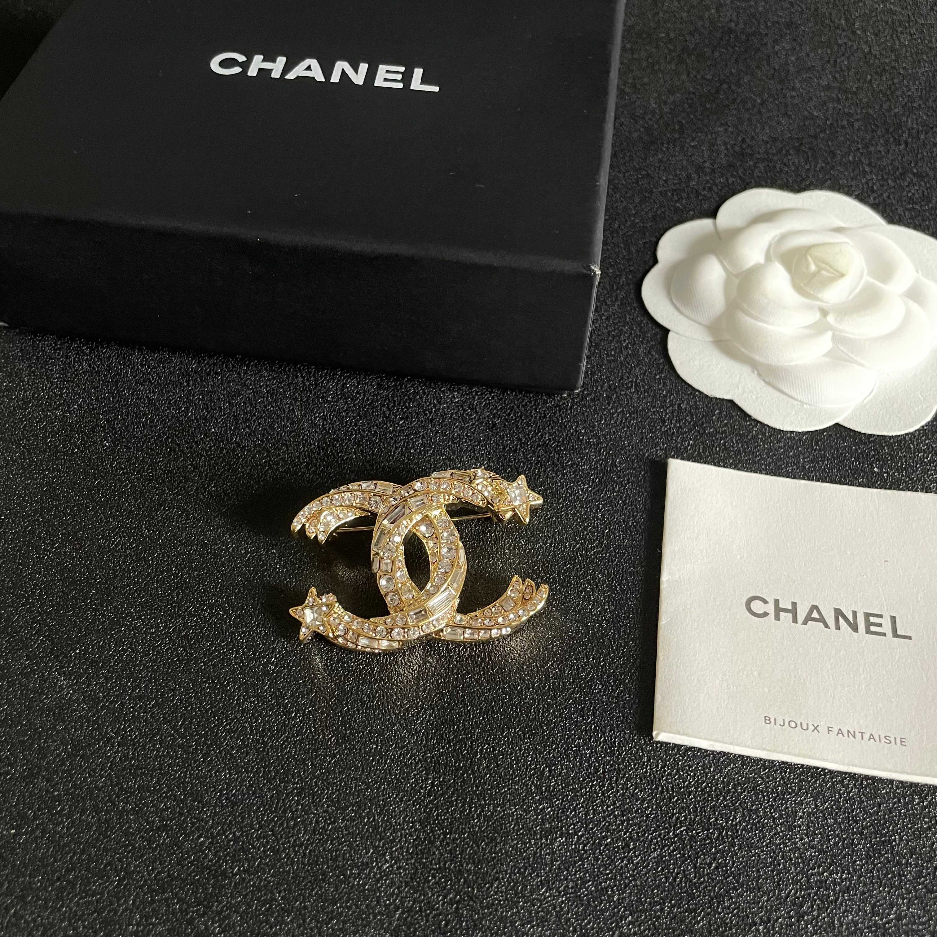 CHANEL🇫🇷小香 专柜新款同步上新香奈儿胸针，是最懂女人的饰物。那些倾注了全部心血去做自己的女人，往