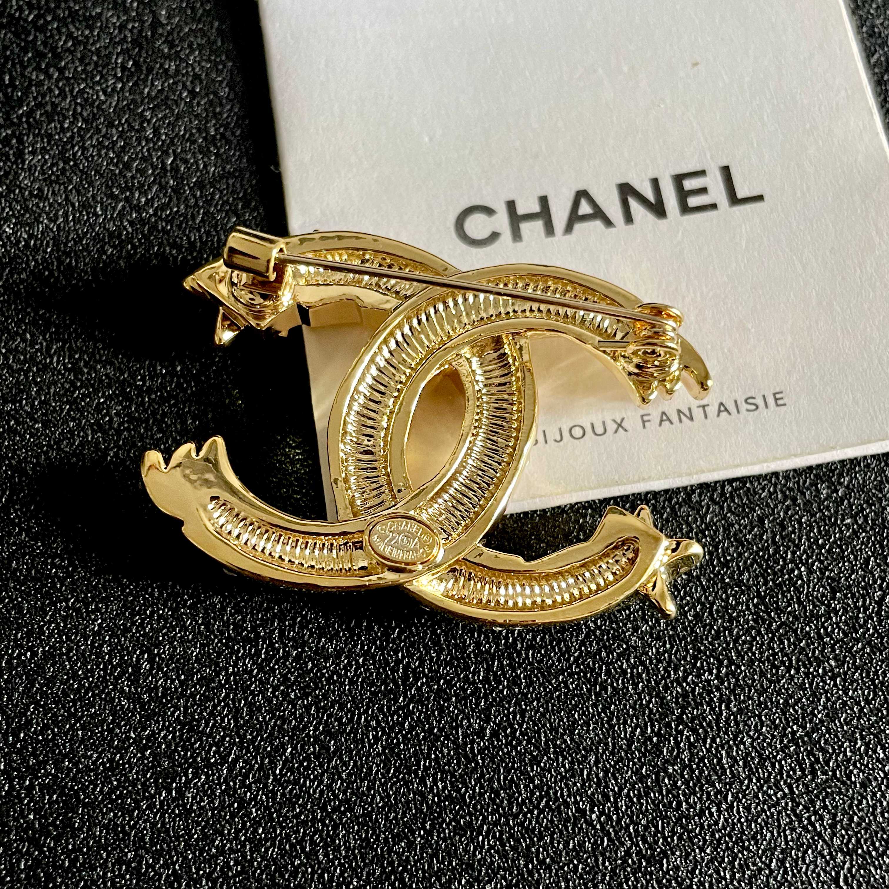 CHANEL🇫🇷小香 专柜新款同步上新香奈儿胸针，是最懂女人的饰物。那些倾注了全部心血去做自己的女人，往