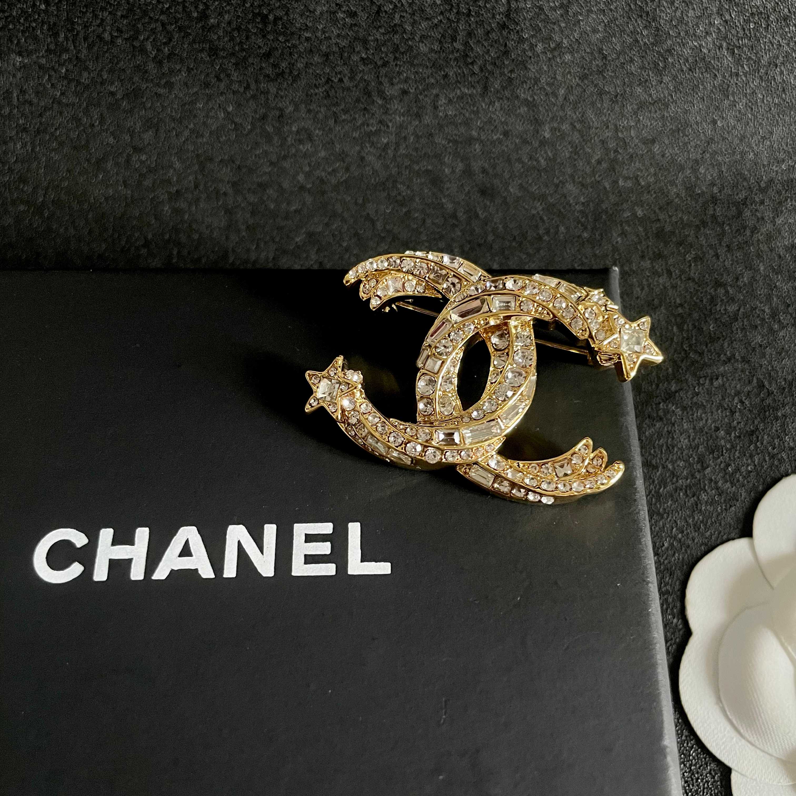 CHANEL🇫🇷小香 专柜新款同步上新香奈儿胸针，是最懂女人的饰物。那些倾注了全部心血去做自己的女人，往