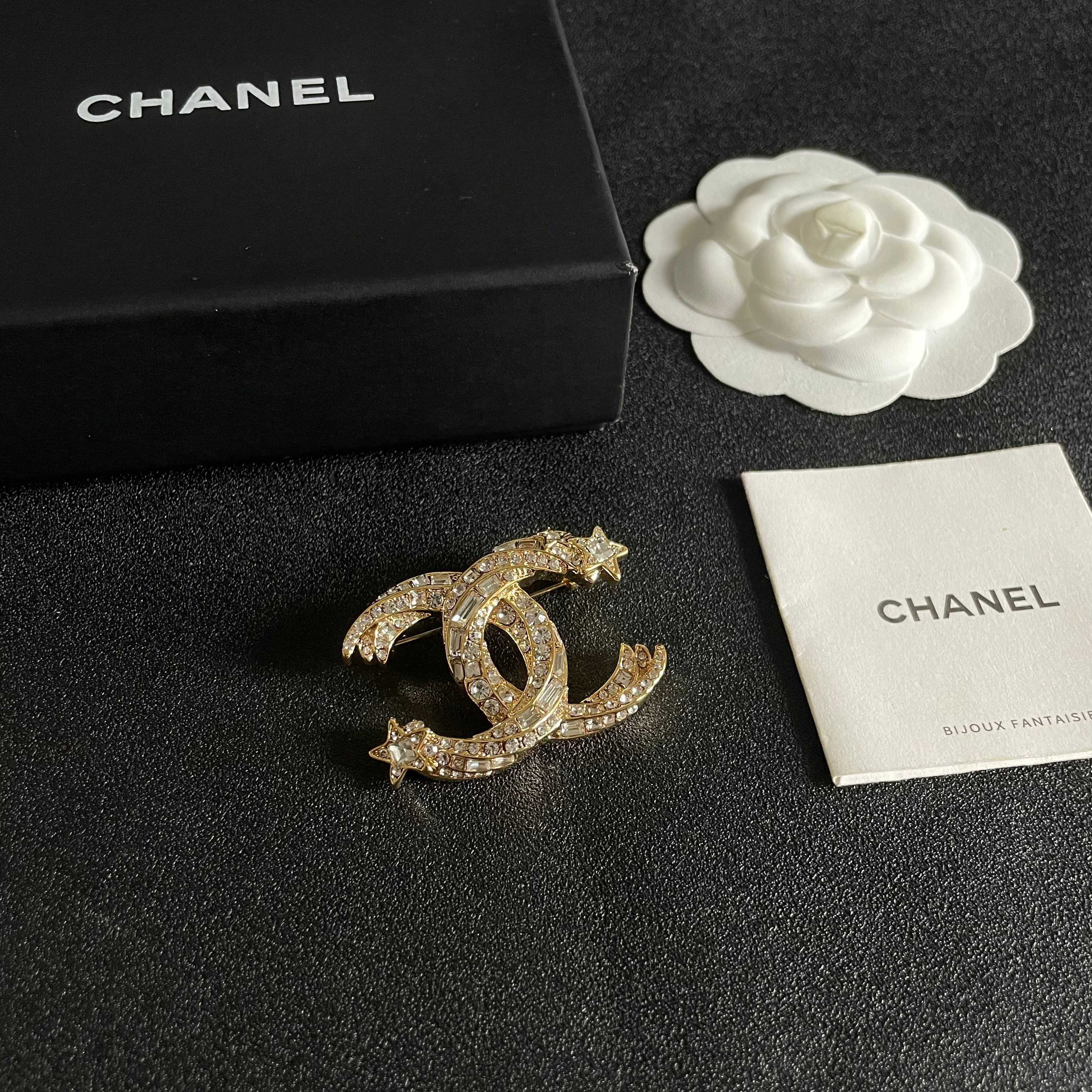 CHANEL🇫🇷小香 专柜新款同步上新香奈儿胸针，是最懂女人的饰物。那些倾注了全部心血去做自己的女人，往