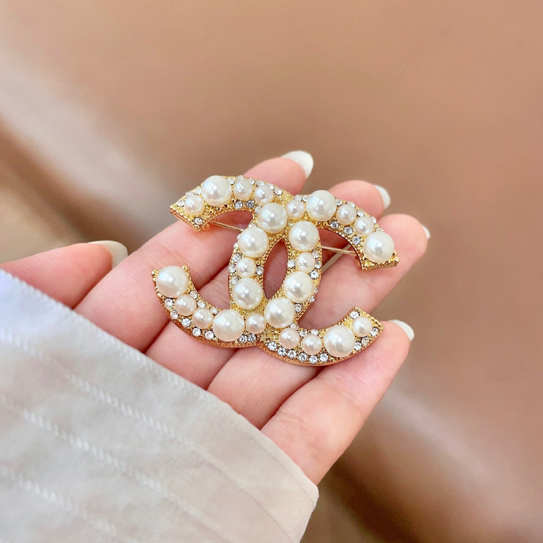 CHANEL🇫🇷小香 专柜新款同步上新香奈儿胸针，是最懂女人的饰物。那些倾注了全部心血去做自己的女人，往