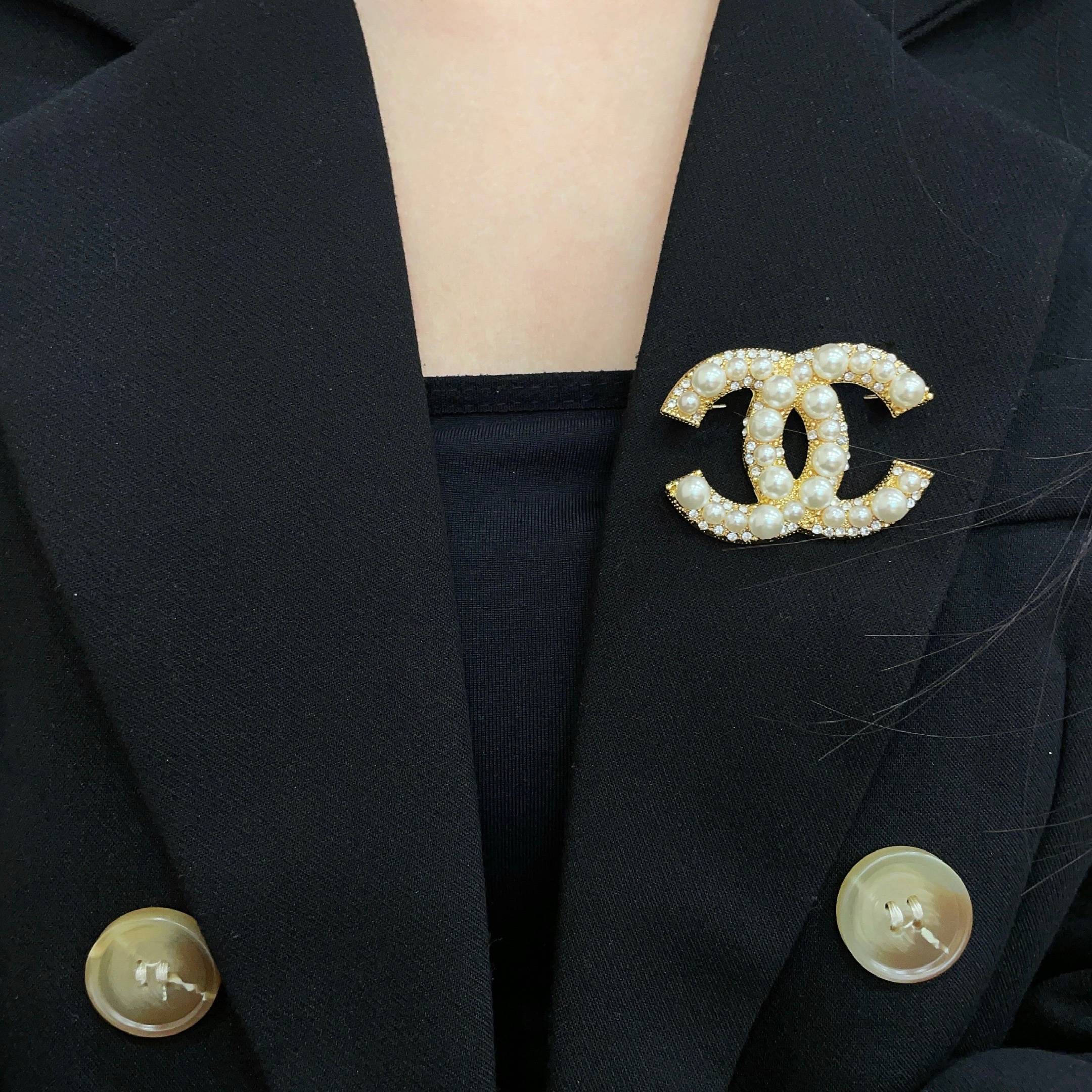 CHANEL🇫🇷小香 专柜新款同步上新香奈儿胸针，是最懂女人的饰物。那些倾注了全部心血去做自己的女人，往