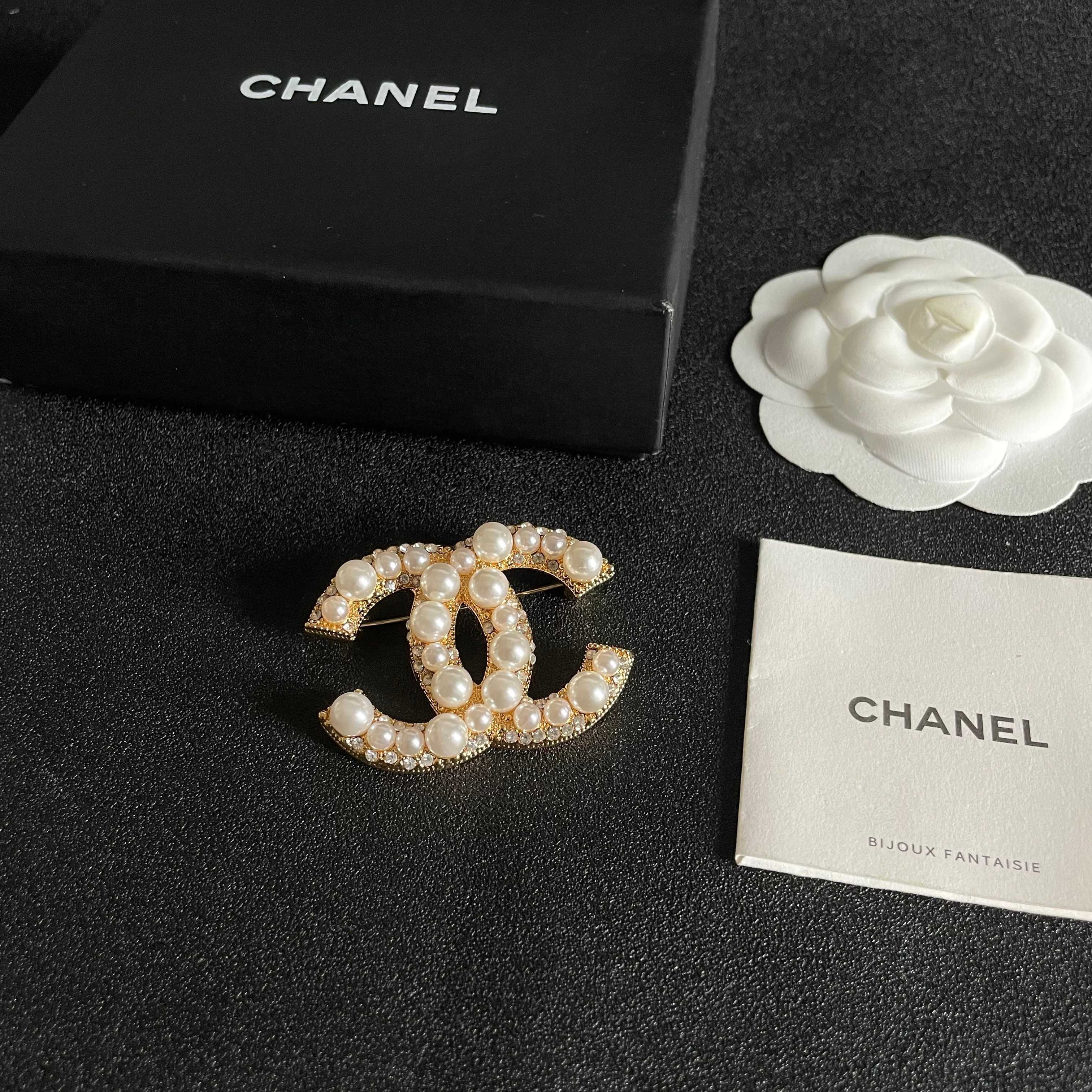 CHANEL🇫🇷小香 专柜新款同步上新香奈儿胸针，是最懂女人的饰物。那些倾注了全部心血去做自己的女人，往