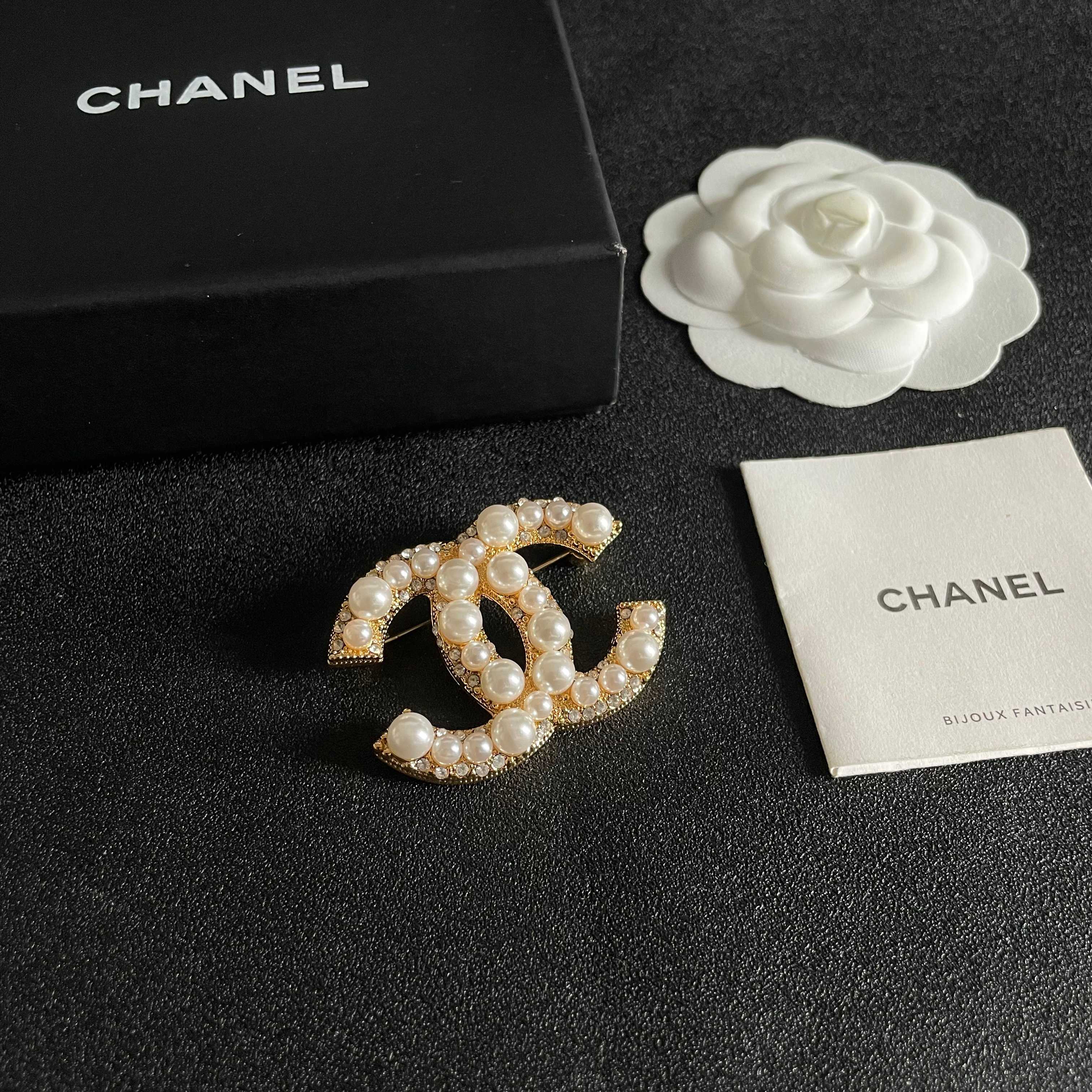 CHANEL🇫🇷小香 专柜新款同步上新香奈儿胸针，是最懂女人的饰物。那些倾注了全部心血去做自己的女人，往