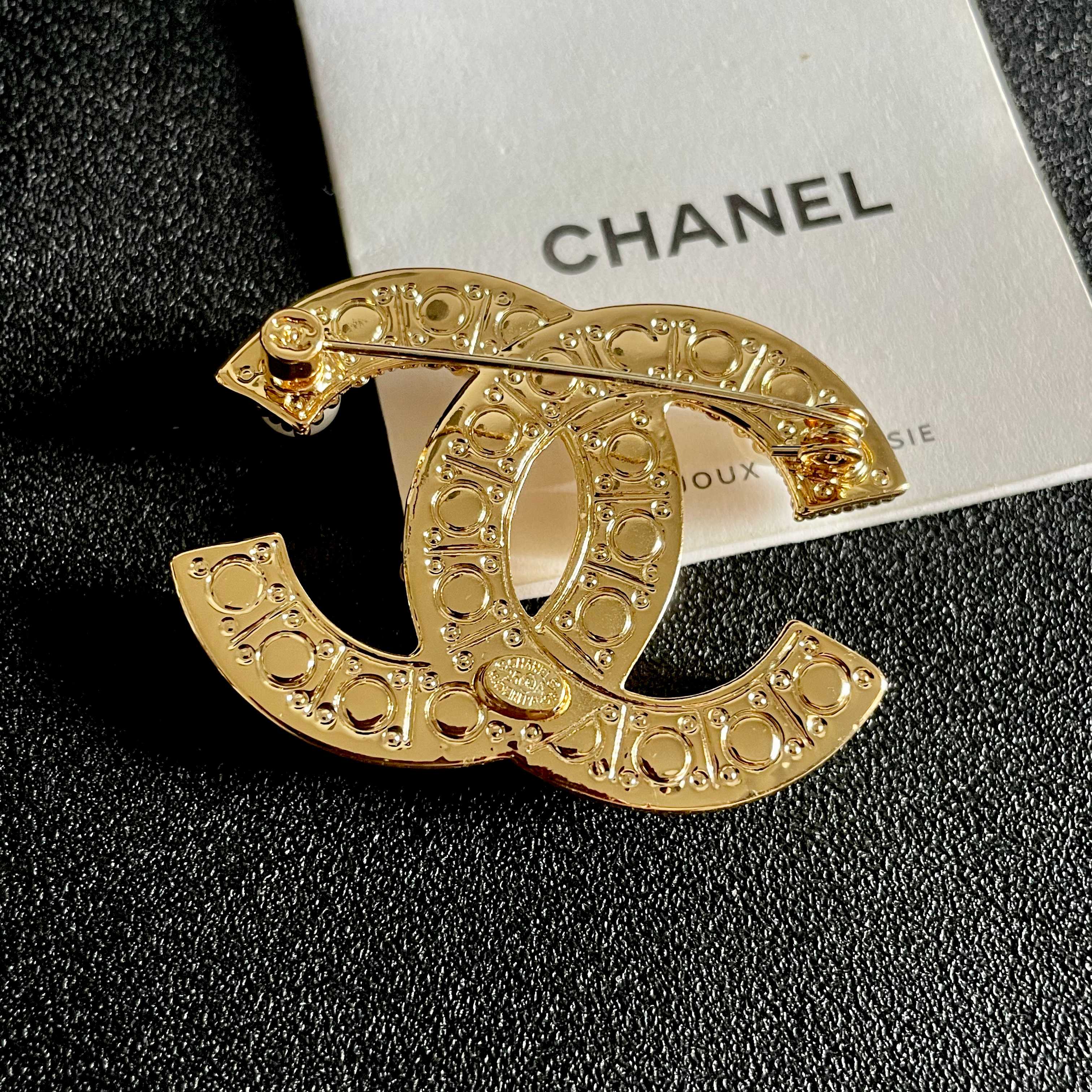 CHANEL🇫🇷小香 专柜新款同步上新香奈儿胸针，是最懂女人的饰物。那些倾注了全部心血去做自己的女人，往