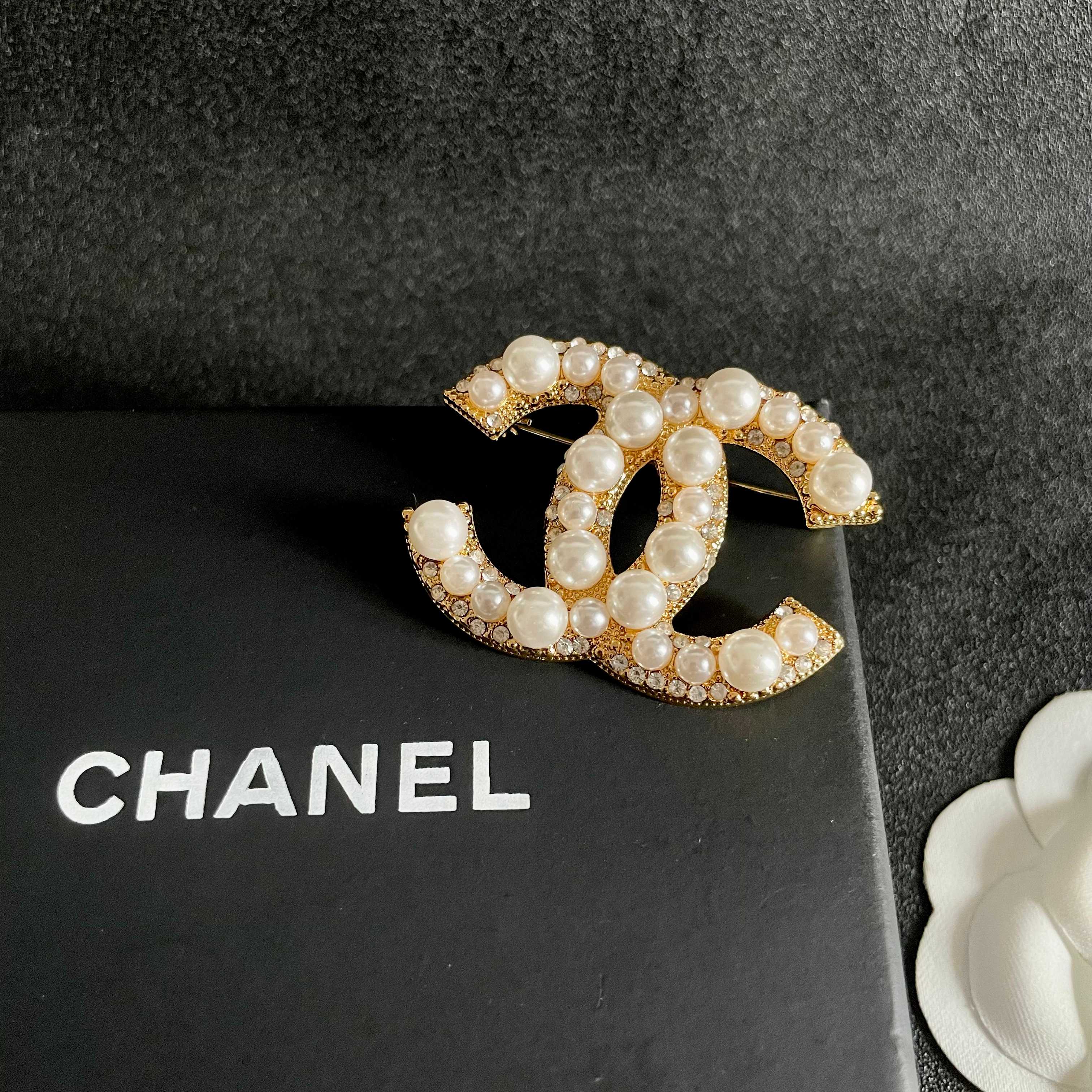 CHANEL🇫🇷小香 专柜新款同步上新香奈儿胸针，是最懂女人的饰物。那些倾注了全部心血去做自己的女人，往