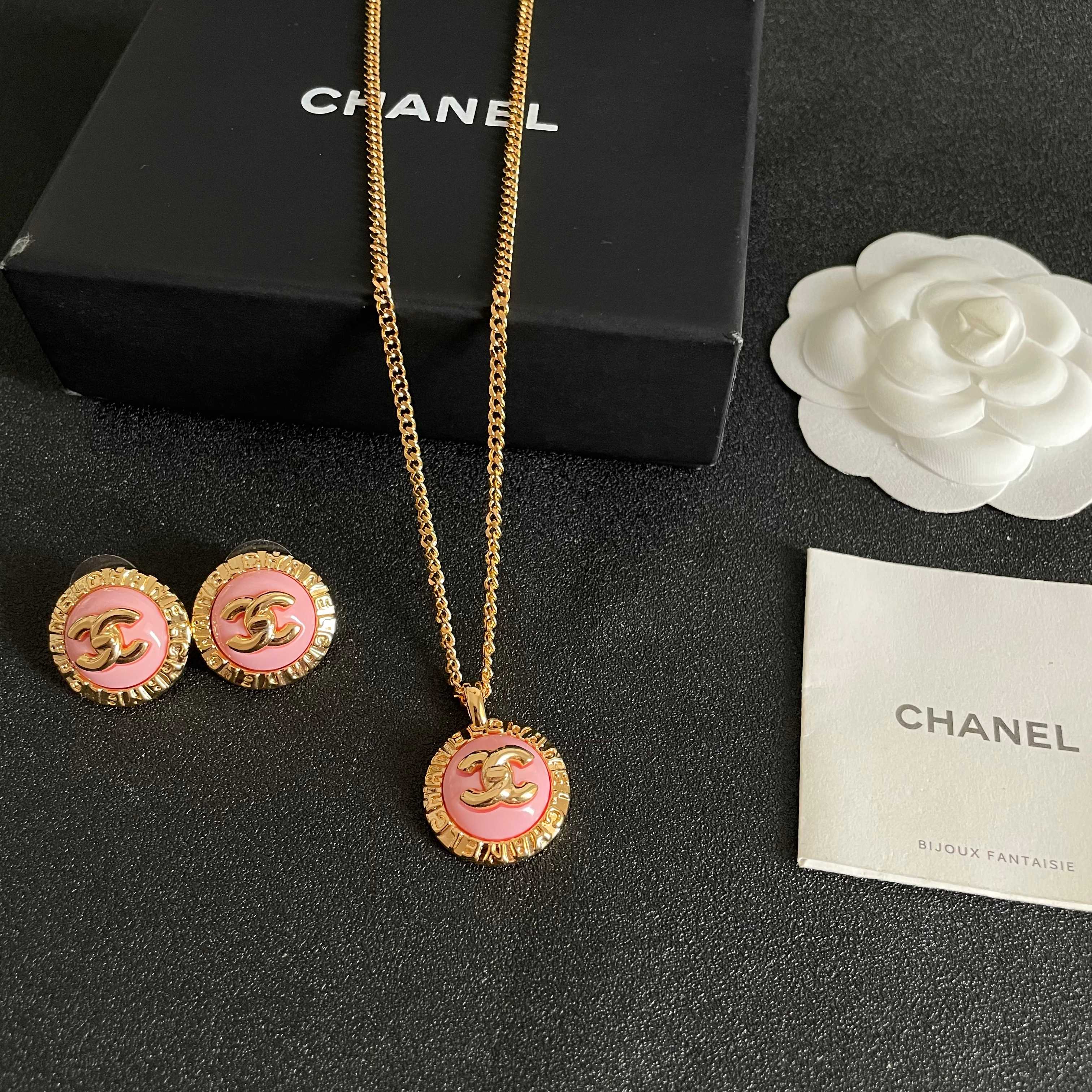 Chanel香奈儿 中古 耳钉👀小香家的款式真心无需多介绍😘🎶每一款都超好看，精致大方，非常显气质