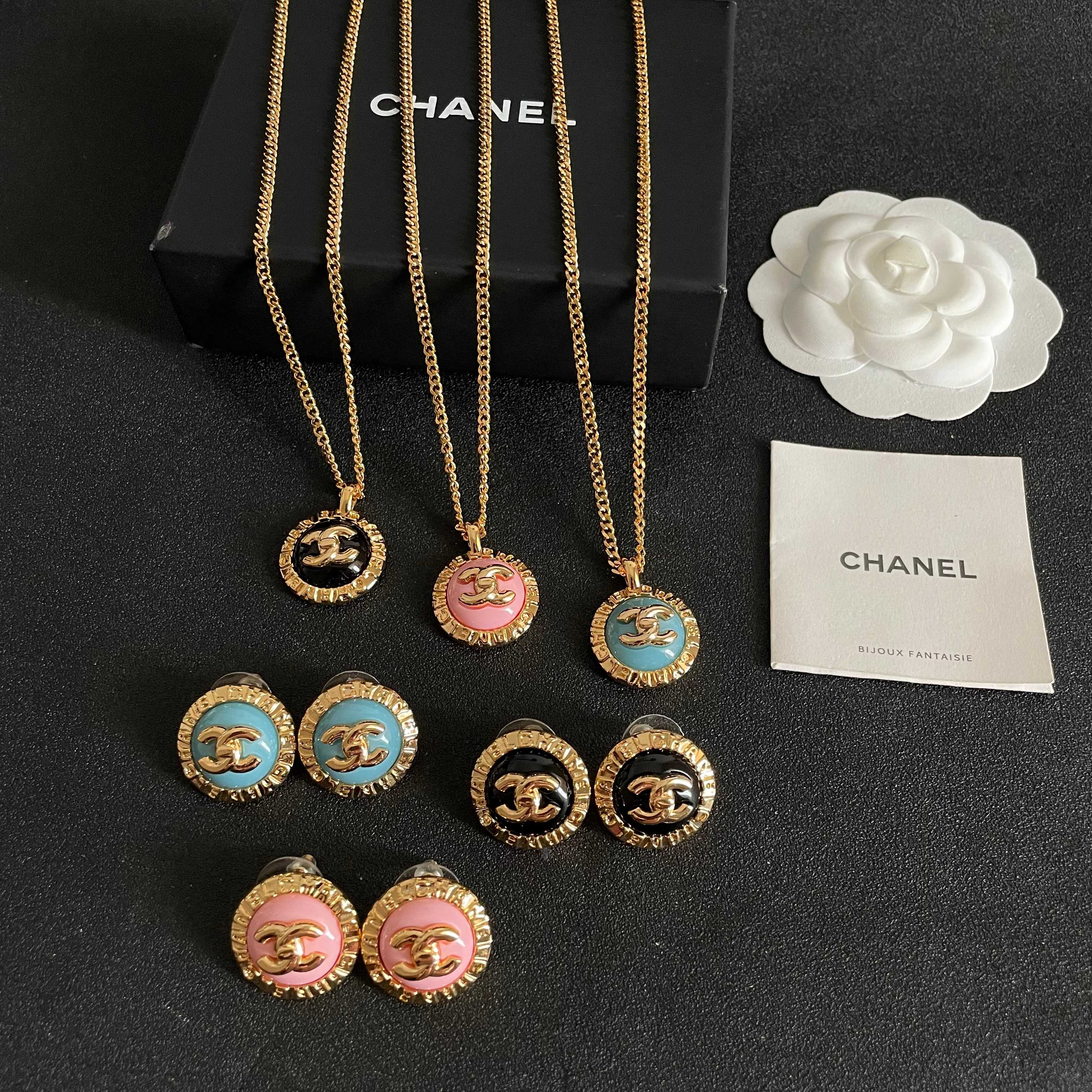 Chanel香奈儿 中古 耳钉👀小香家的款式真心无需多介绍😘🎶每一款都超好看，精致大方，非常显气质