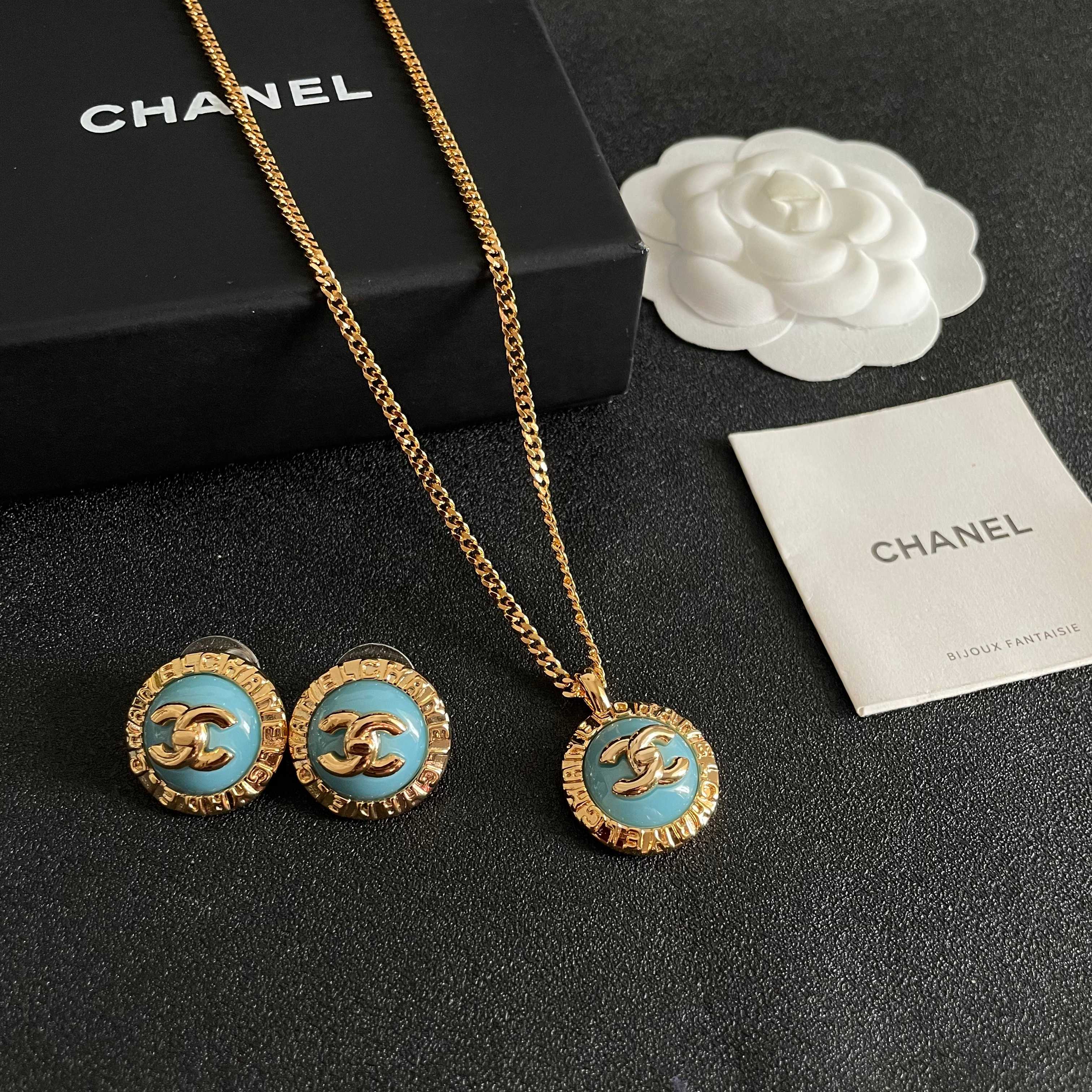 Chanel香奈儿 中古 耳钉👀小香家的款式真心无需多介绍😘🎶每一款都超好看，精致大方，非常显气质