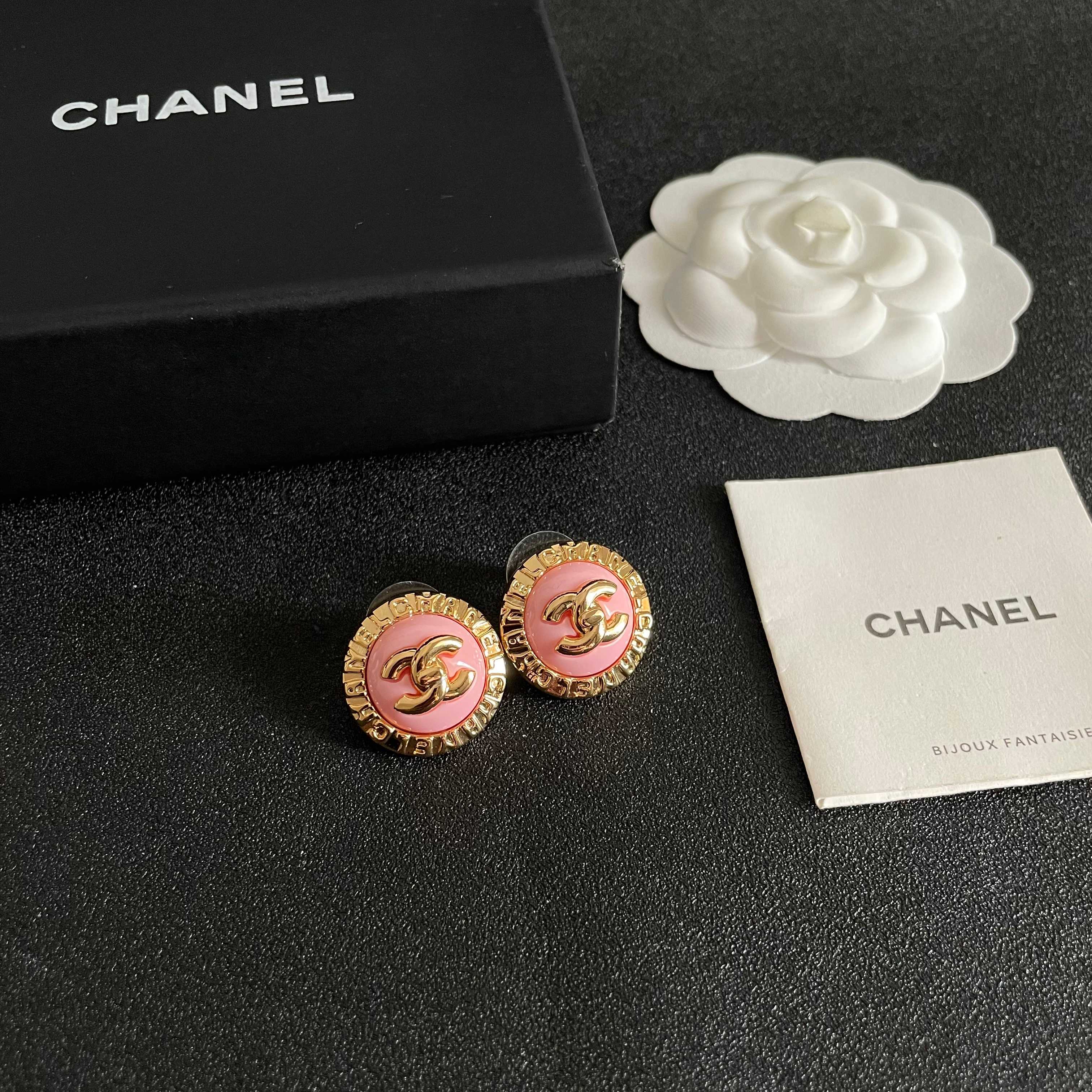 Chanel香奈儿 中古 耳钉👀小香家的款式真心无需多介绍😘🎶每一款都超好看，精致大方，非常显气质