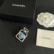 CHANEL🇫🇷小香 专柜新款珍珠香奈儿胸针,是最懂女人的饰物。那些倾注了全部心血去做自己的女人,往往更 CHANEL🇫🇷小香 专柜新款珍珠香奈儿胸针,是最懂女人的饰物。那些倾注了全部心血去做自己的女人,往往更